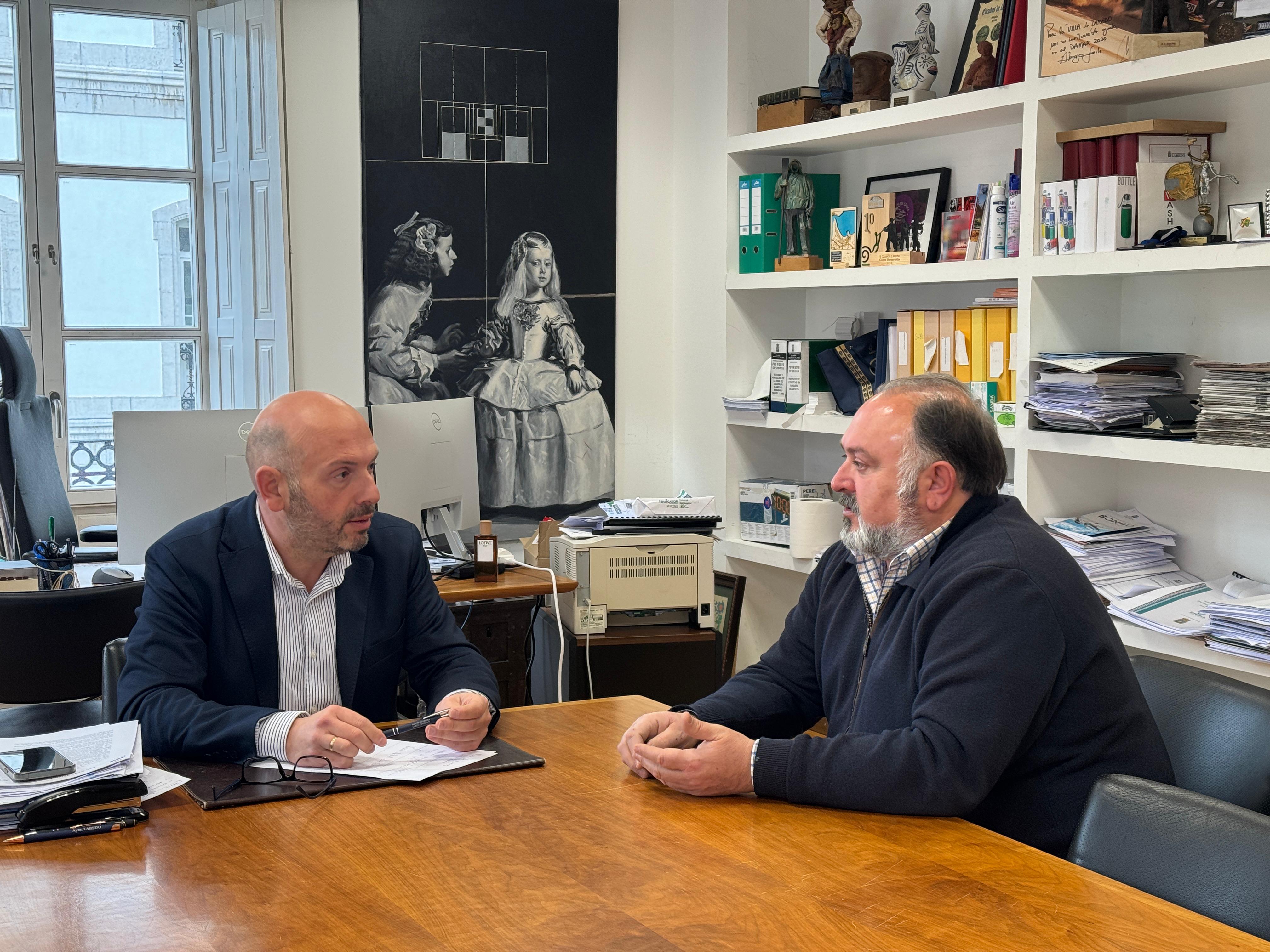 El alcalde de Laredo, Miguel González, se reunió con el presidente del Club Deportivo Laredo, José Miguel San Román