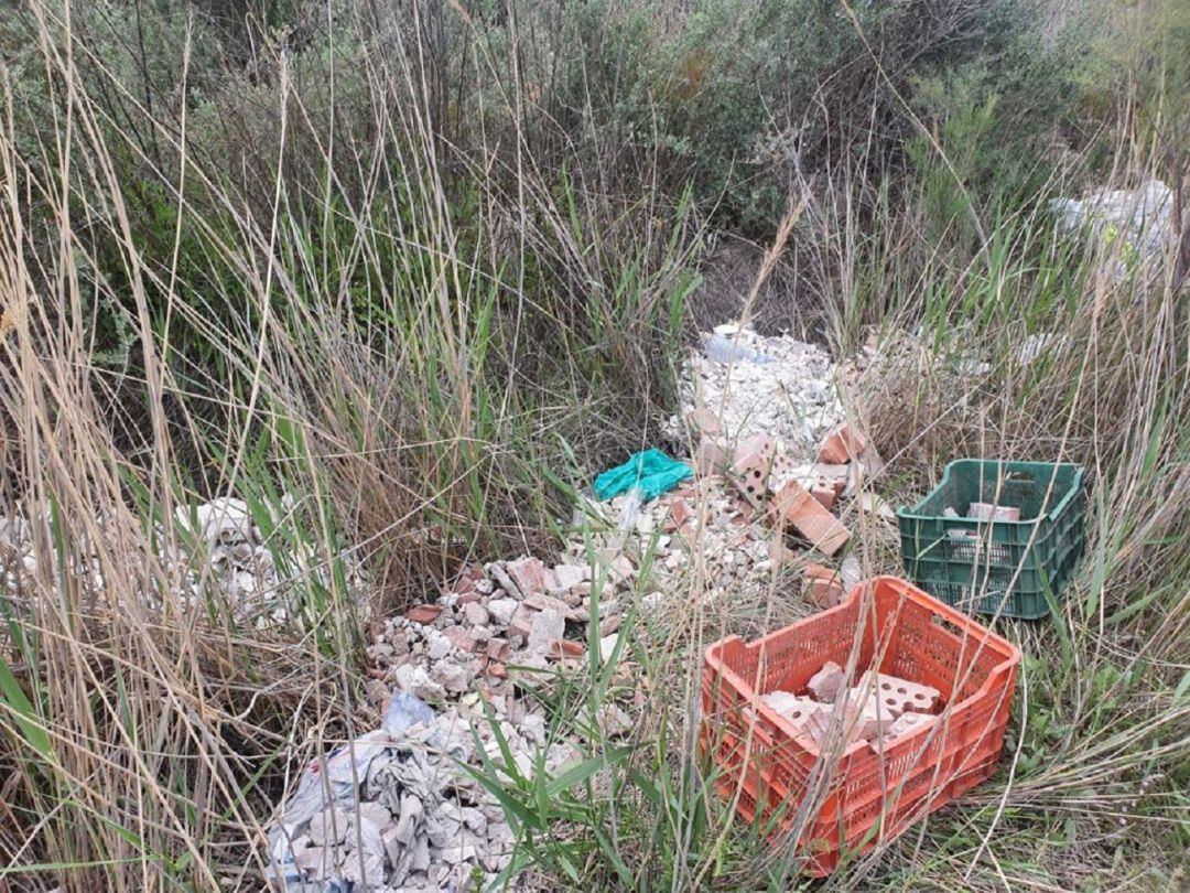 La Policía Local sorprende a dos hombres vertiendo escombros al cauce del río 