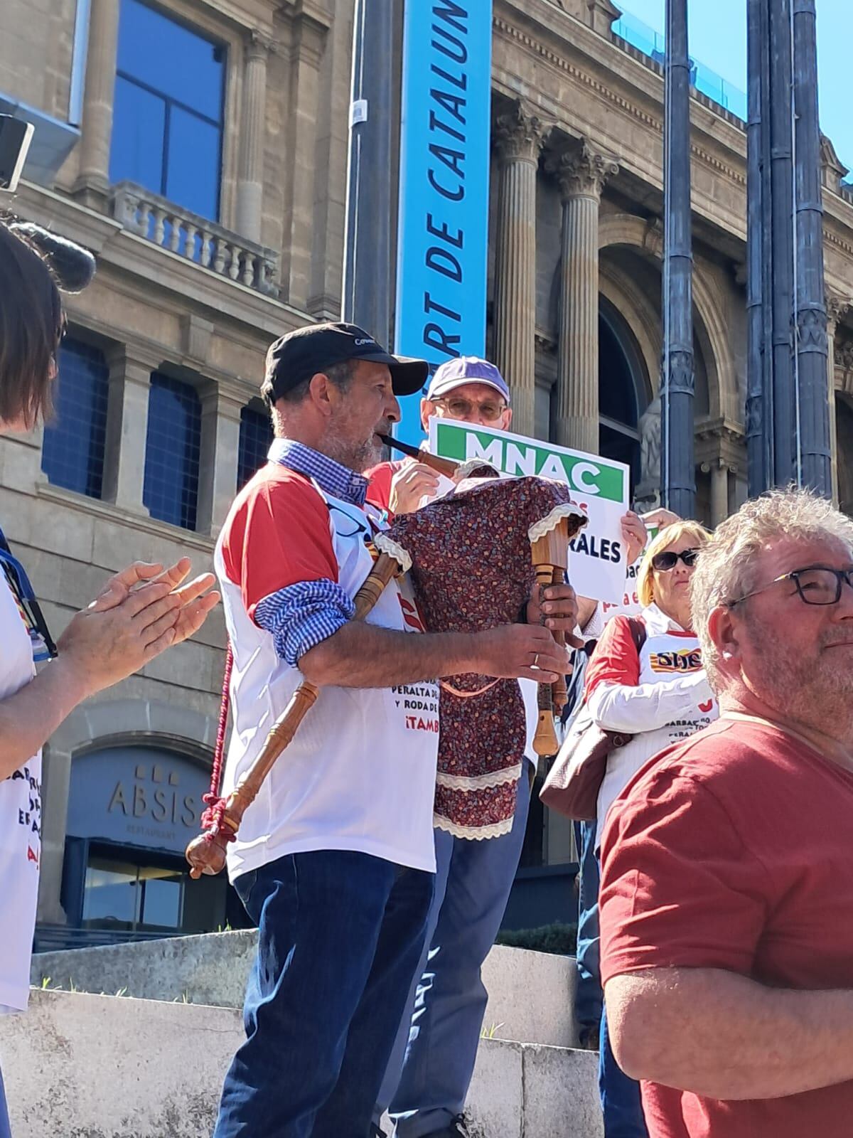 Momento de la manifestación de este sábado ante el MNAC.