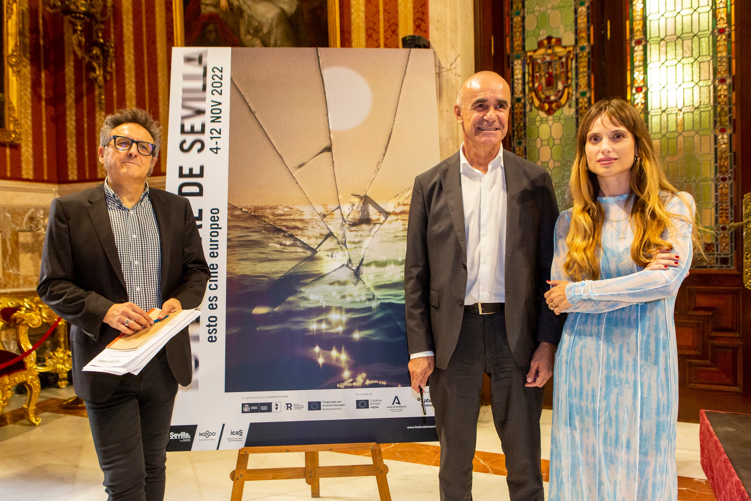 Ante el cartel de esta edición, de izquierda a derecha, José Luis Cienfuegos, director del Festival; Antonio Muñoz, alcalde de Sevilla; y la autora del cartel, Julia llerena