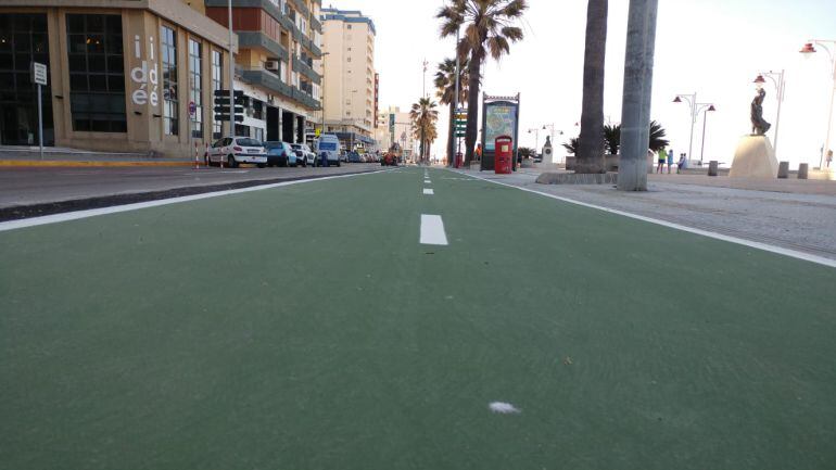 El recién inaugurado nuevo ramal del carril bici de Cádiz entre plaza Asdrúbal y hotel Playa Victoria