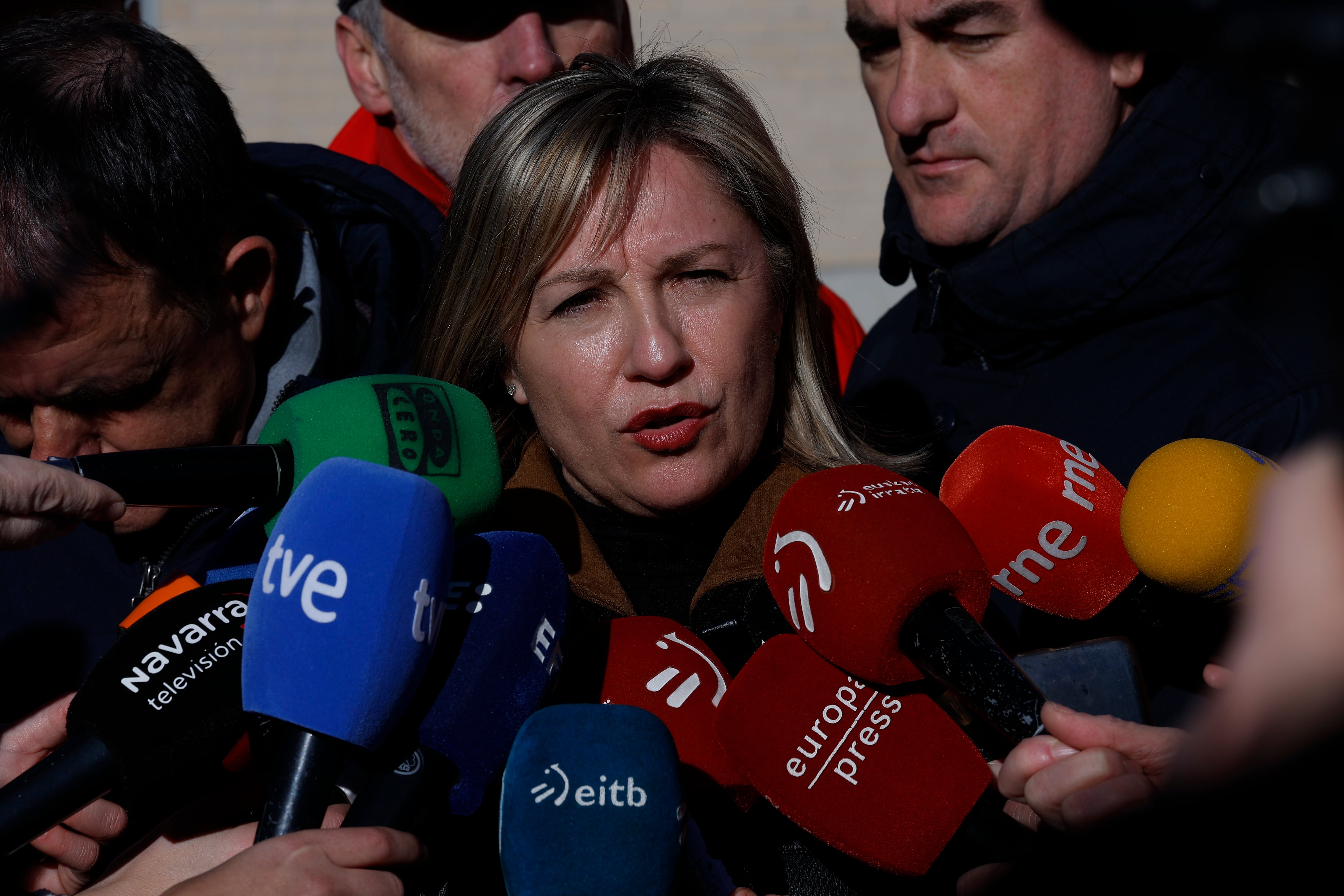 La consejera de Interior del Gobierno de Navarra, Amparo López, en la zona afectada por las explosiones en Noáin. EFE