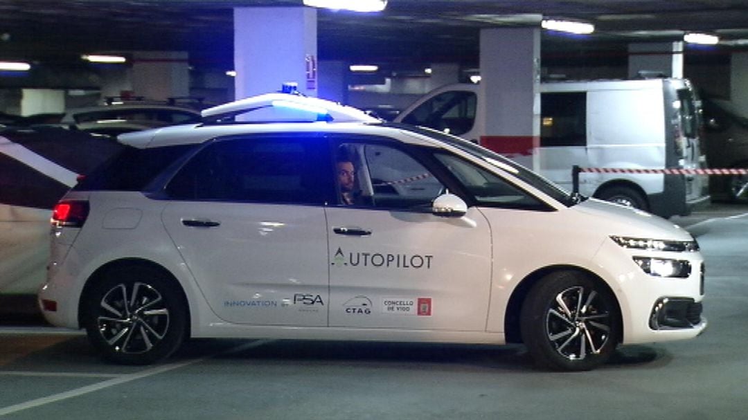 Vehículo autonómo estacionando en el aparcamiento de Praza do Rei.