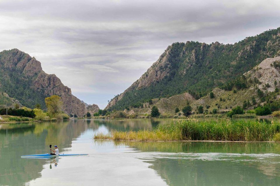 Un piragüista en el río Segura a su paso por Blanca
