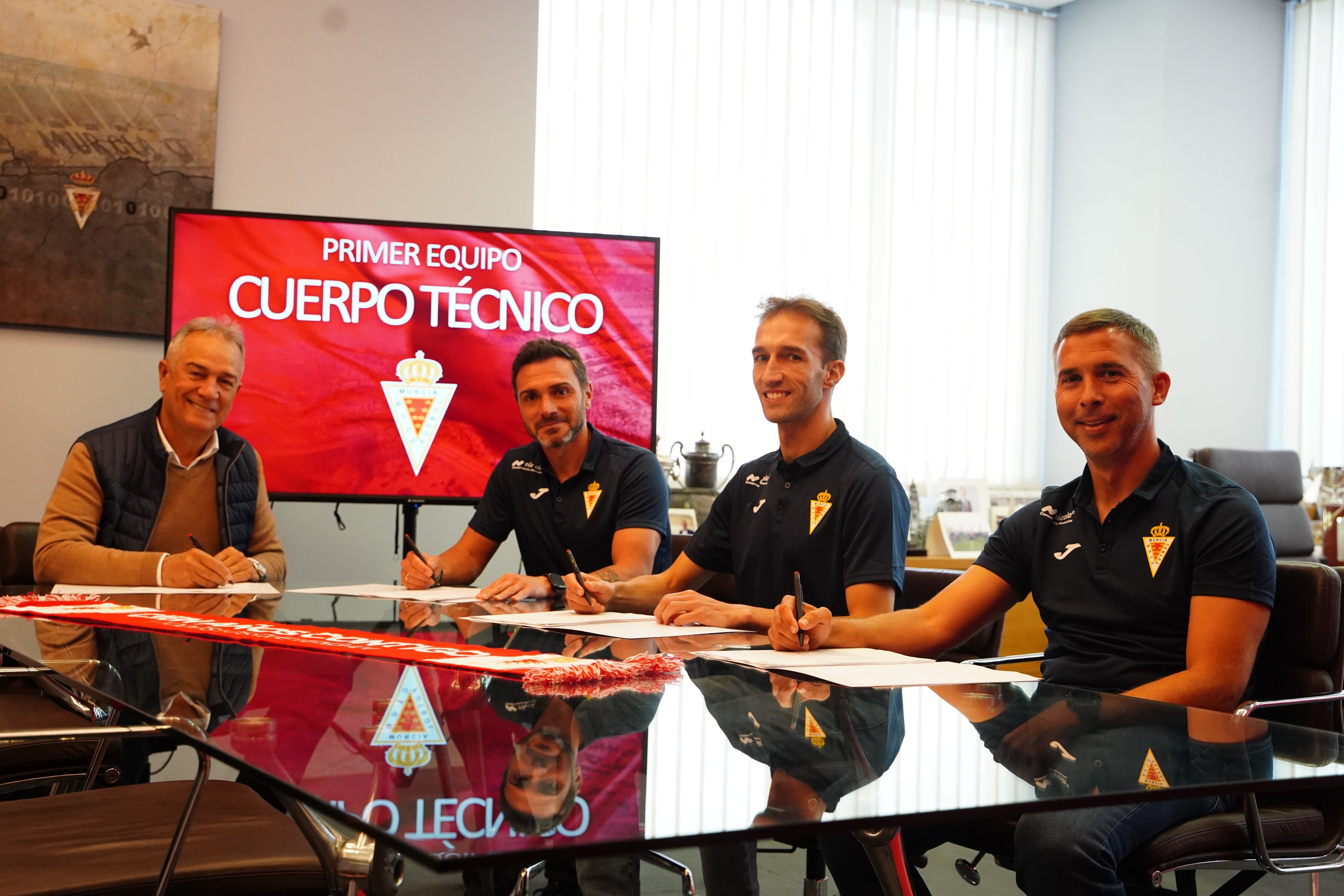 Felipe Moreno, presidente del Real Murcia, junto a Adrián Colunga, Rafa López y Santos Valero, cuerpo técnico.
