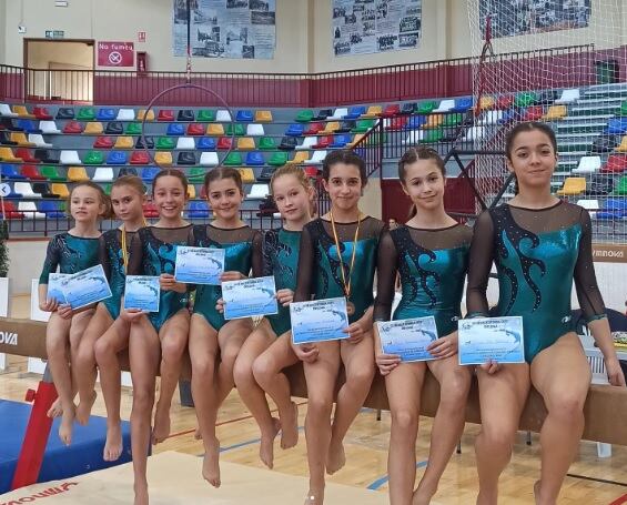 Varias de las integrantes de la expedición del Gimnasia Aranda desplazadas a Elche