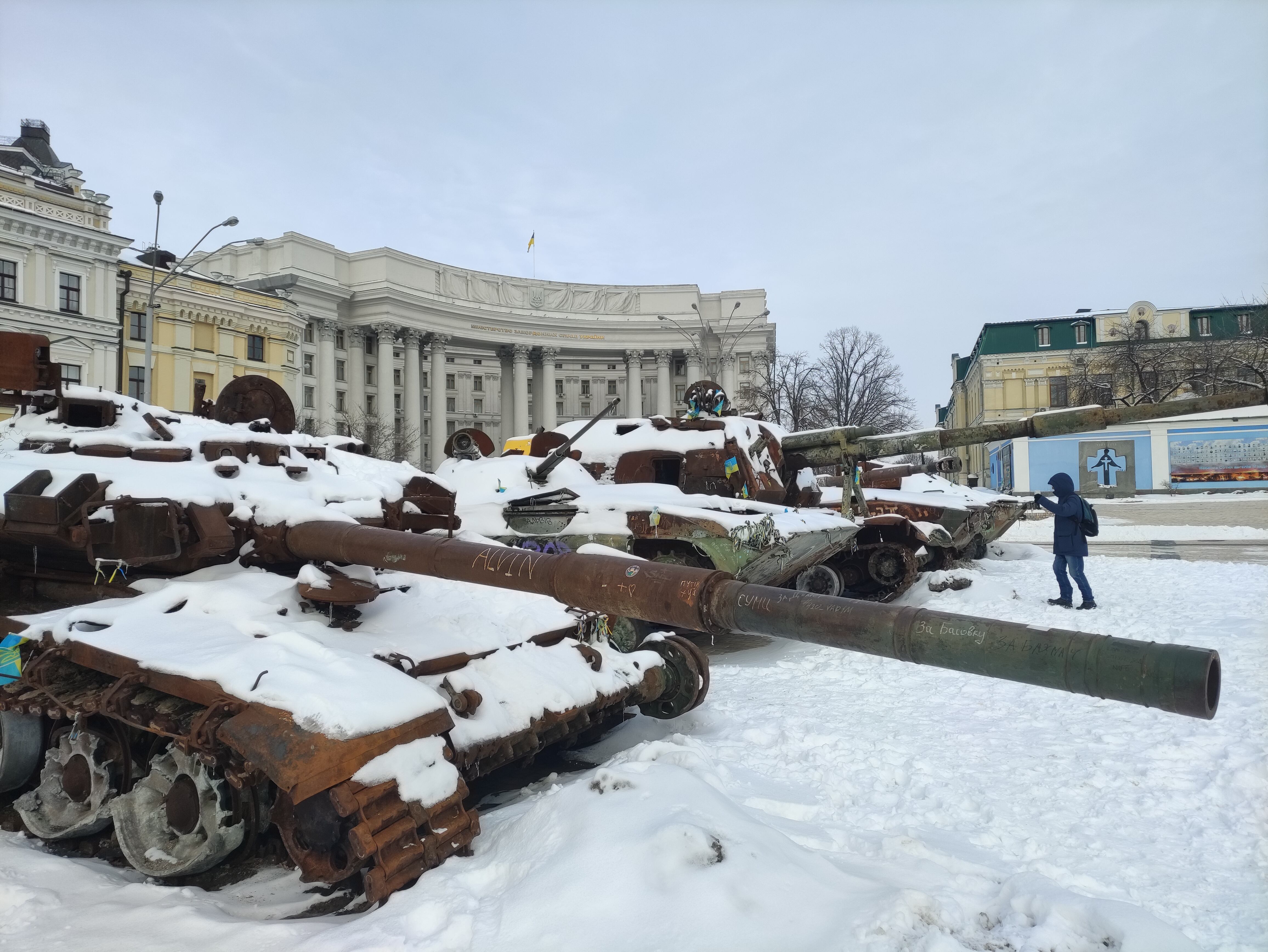 Tanques rusos destruidos, en una plaza de Kiev. EFE/Marcel Gascón
