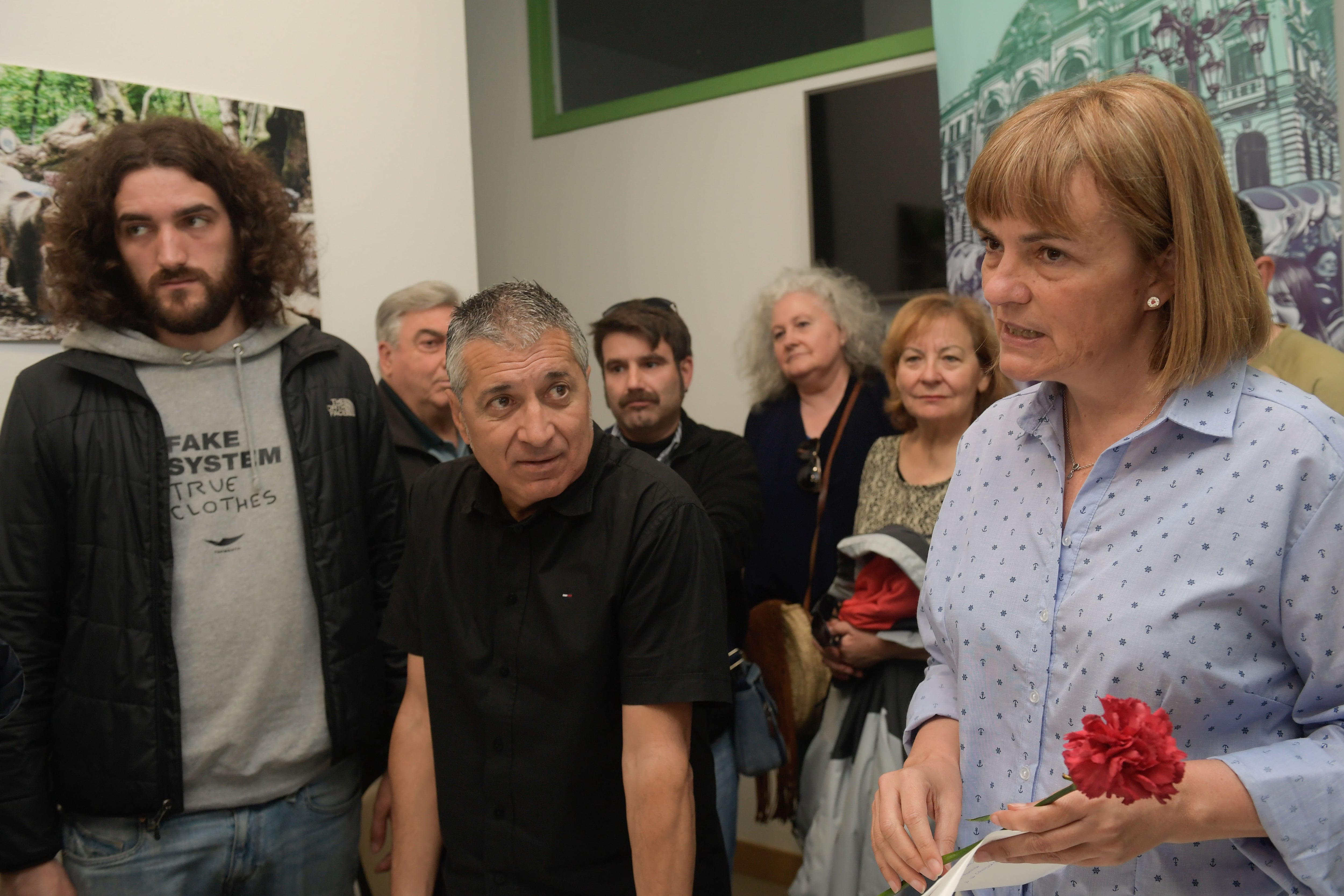 GIJON (ASTURIAS), 22/04/2023.- La candidata de Podemos a la Presidencia del Principado, Covadonga Tomé (d), junto al número dos de la candidatura, Xune Elipe (c), y el número cuatro de la lista, Jorge Fernández (i). EFE/ Eloy Alonso