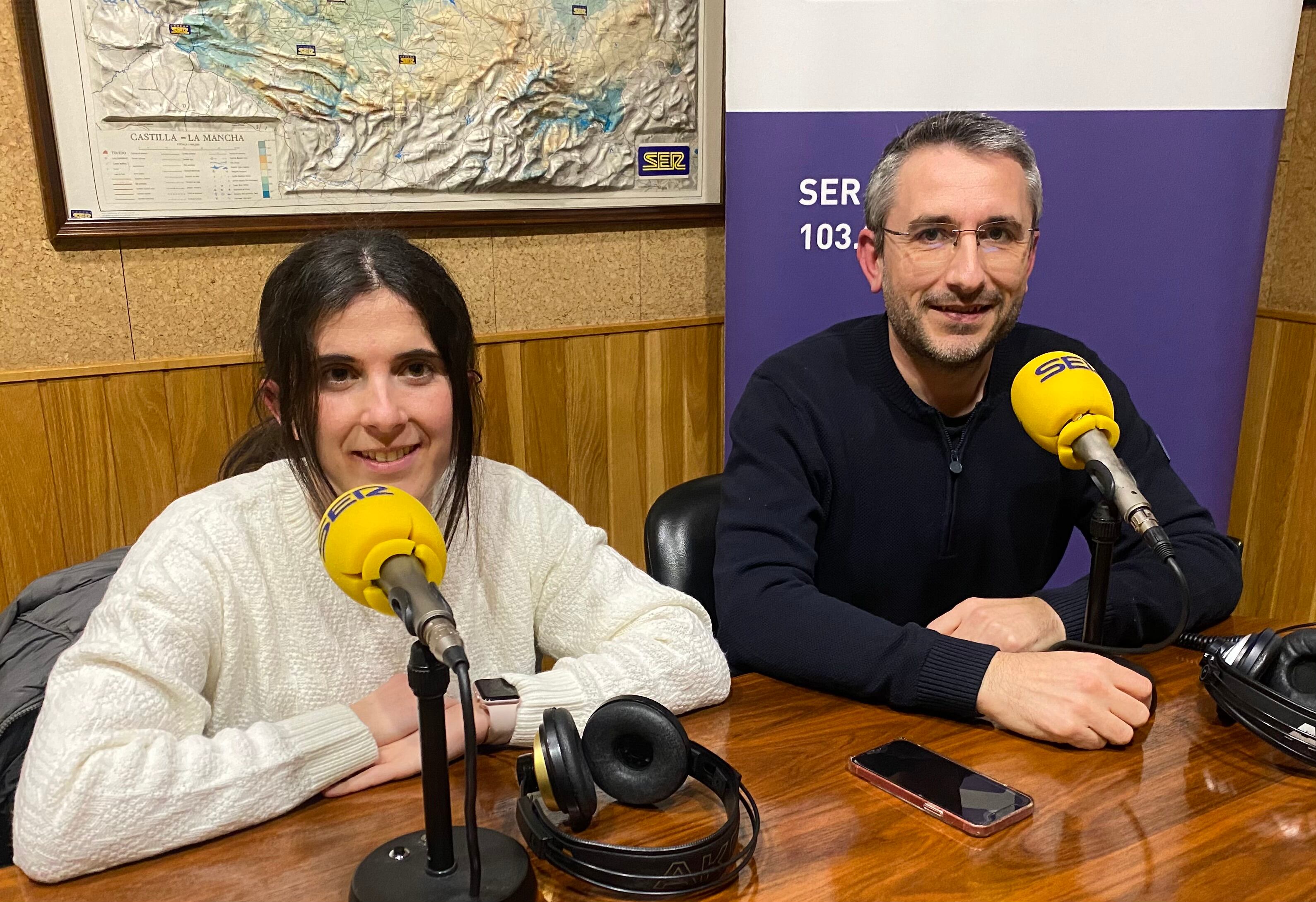 Arantxa Sanz y César Sánchez Ortiz en el estudio de SER Cuenca.