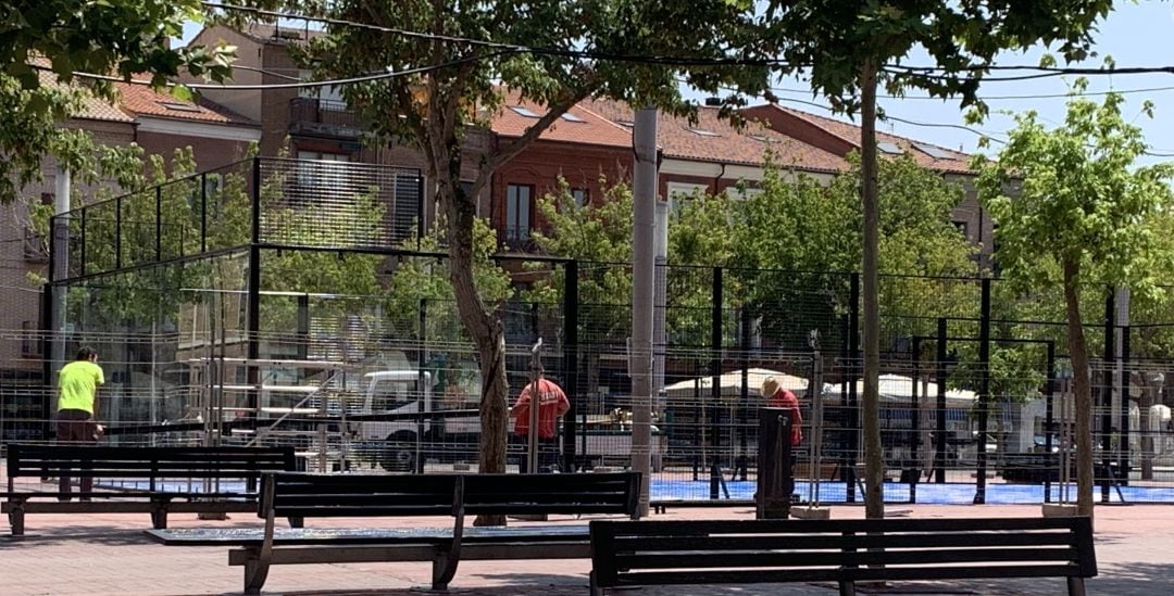 La instalación de la pista de pádel va a buen ritmo en la Plaza Mayor