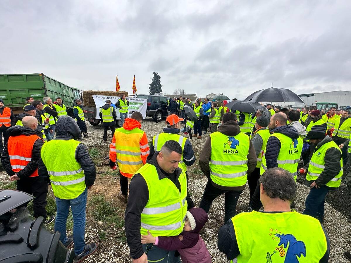 Los agricultores de Bajo Cinca se unen a la plataforma HEGA y se concentran a las afueras de Altorricón