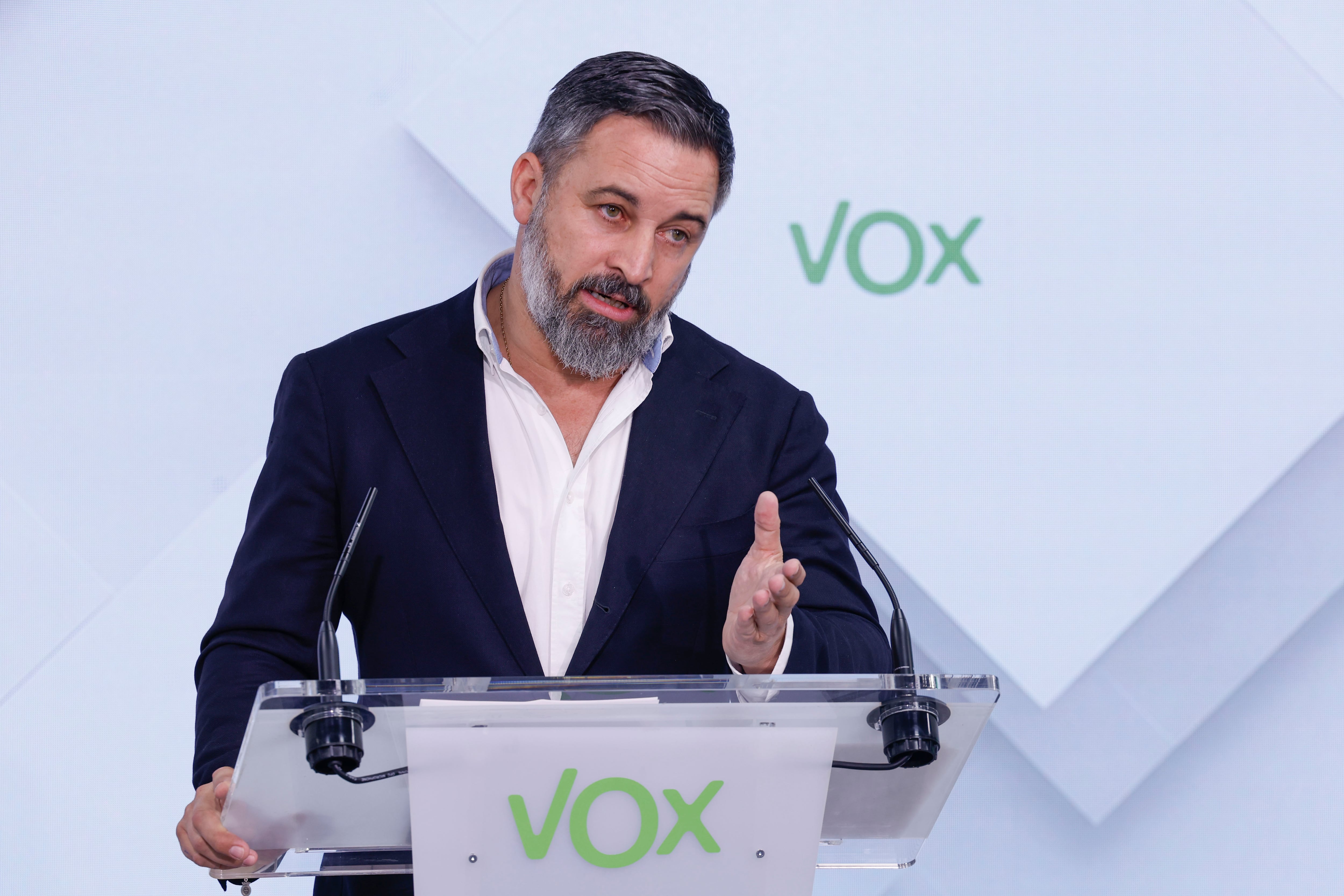 MADRID, 08/07/2024.- El líder de Vox, Santiago Abascal, da una rueda de prensa tras la reunión del Comité de Acción Política del partido, este lunes, en la sede de la formación política en Madrid. EFE/ Javier Lizón
