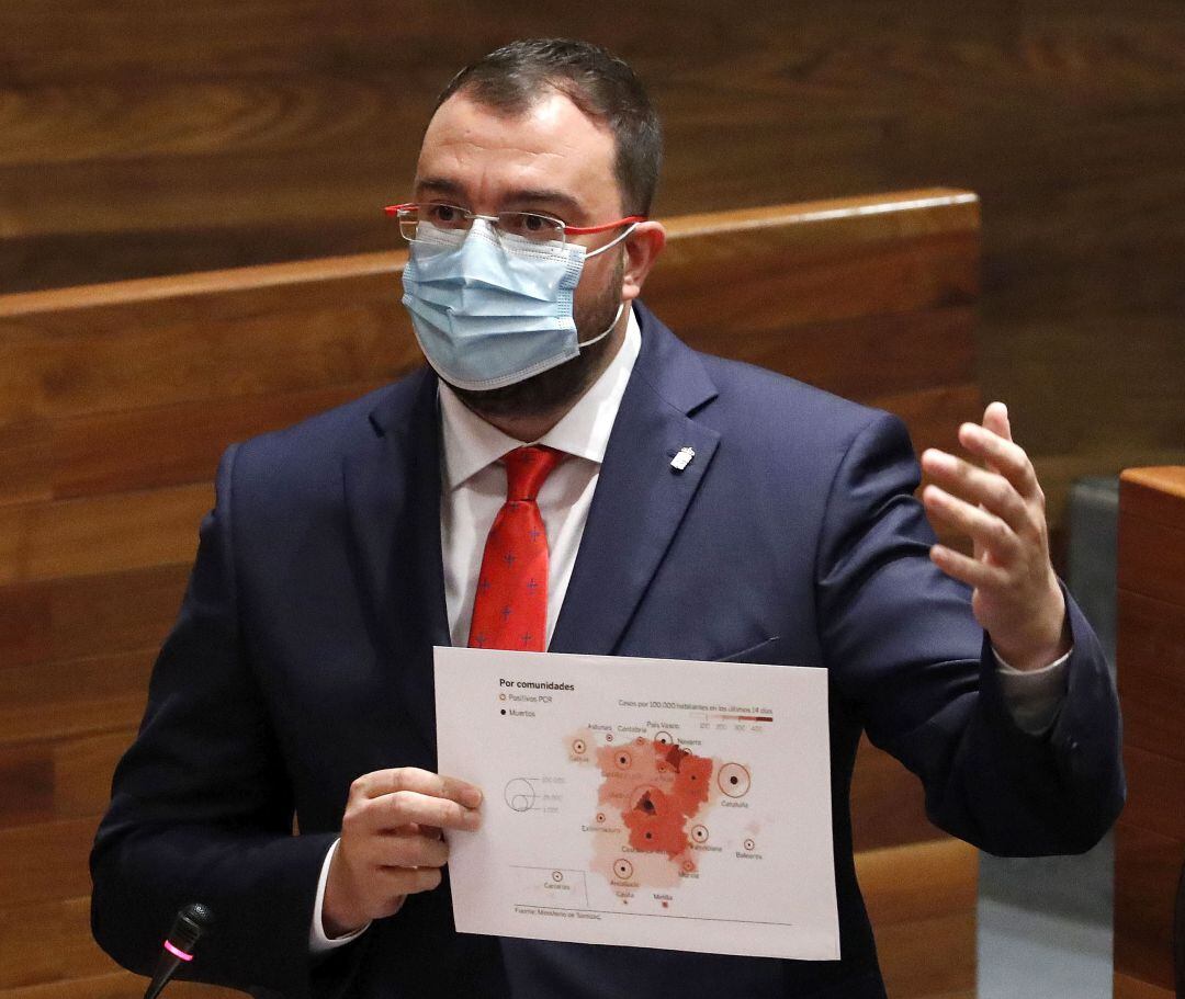 El presidente del Principado, Adrián Barbón, con un mapa que muestra la situación epidemiológica.