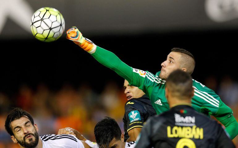  Jaume Domenech despeja un balón durante el encuentro ante el Granada.