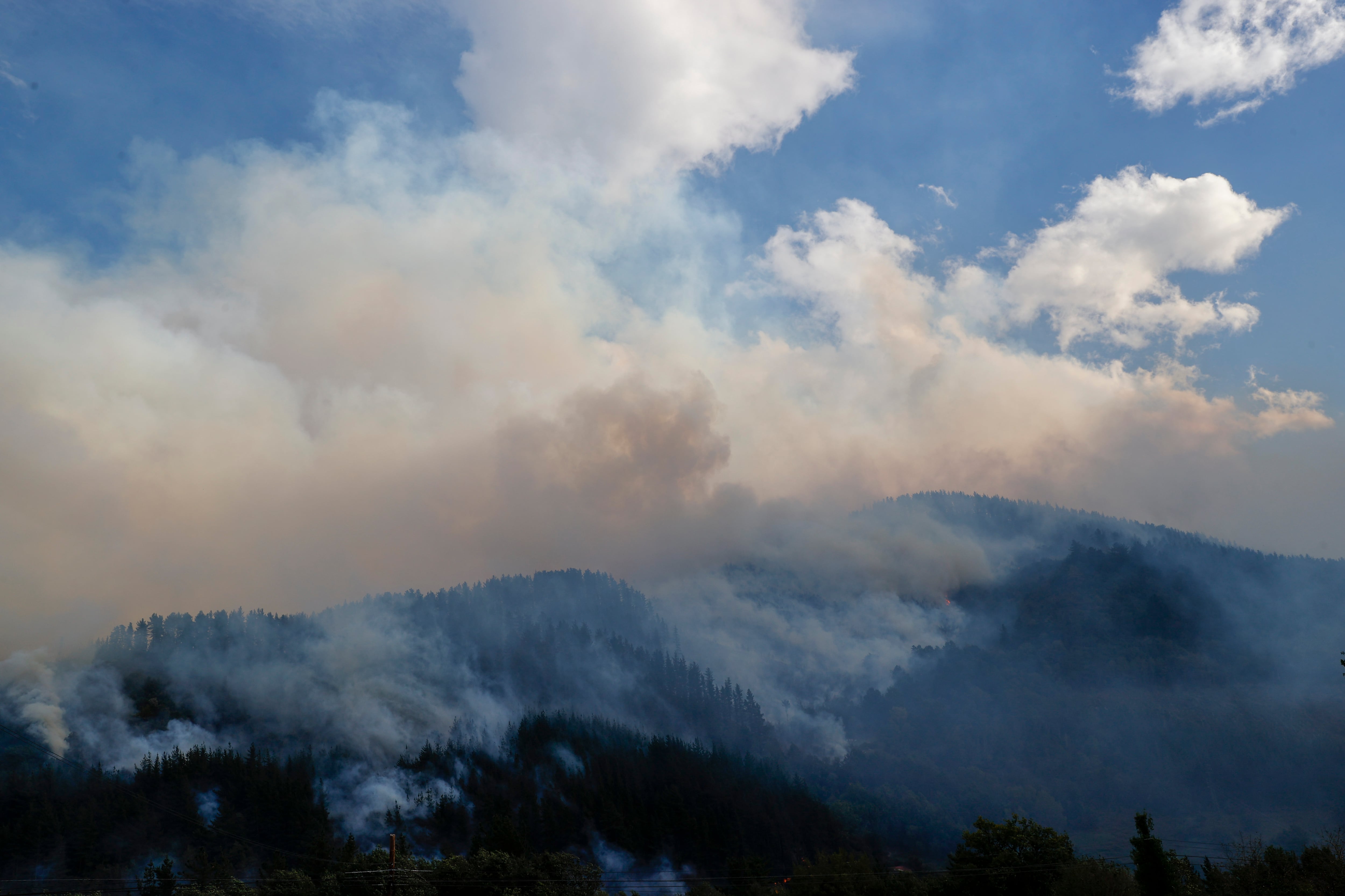 Imagen del incendio de Balmaseda EFE/ Luis Tejido