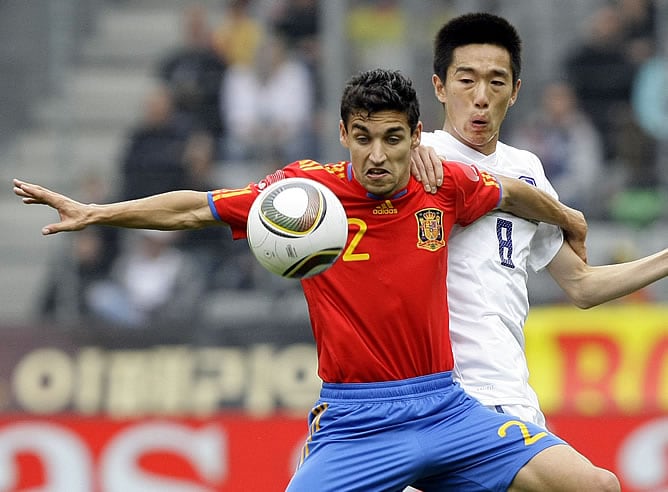 Jesús Navas disputando un balón