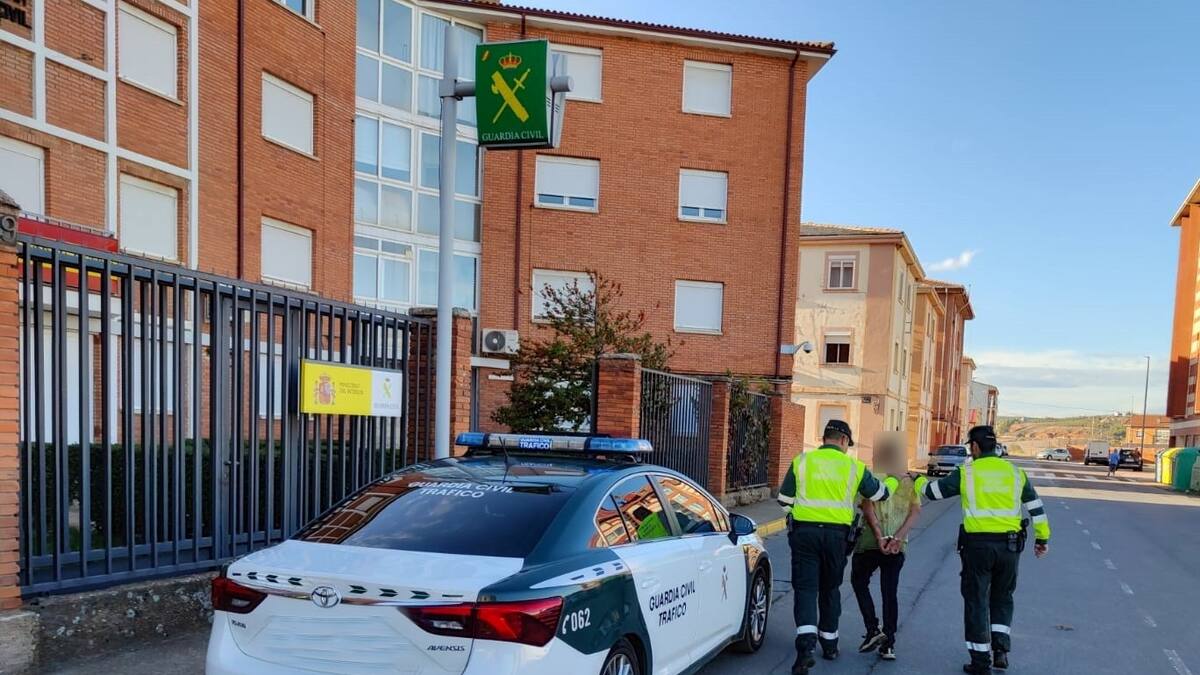 Le pillan sin puntos en el carné y trata de huir a nado cruzando el río Órbigo