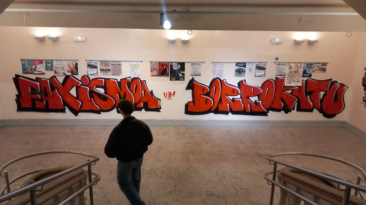 Un acto de Vox el 23F en Vitoria lleva a la Universidad del País vasco a cerrar el campus