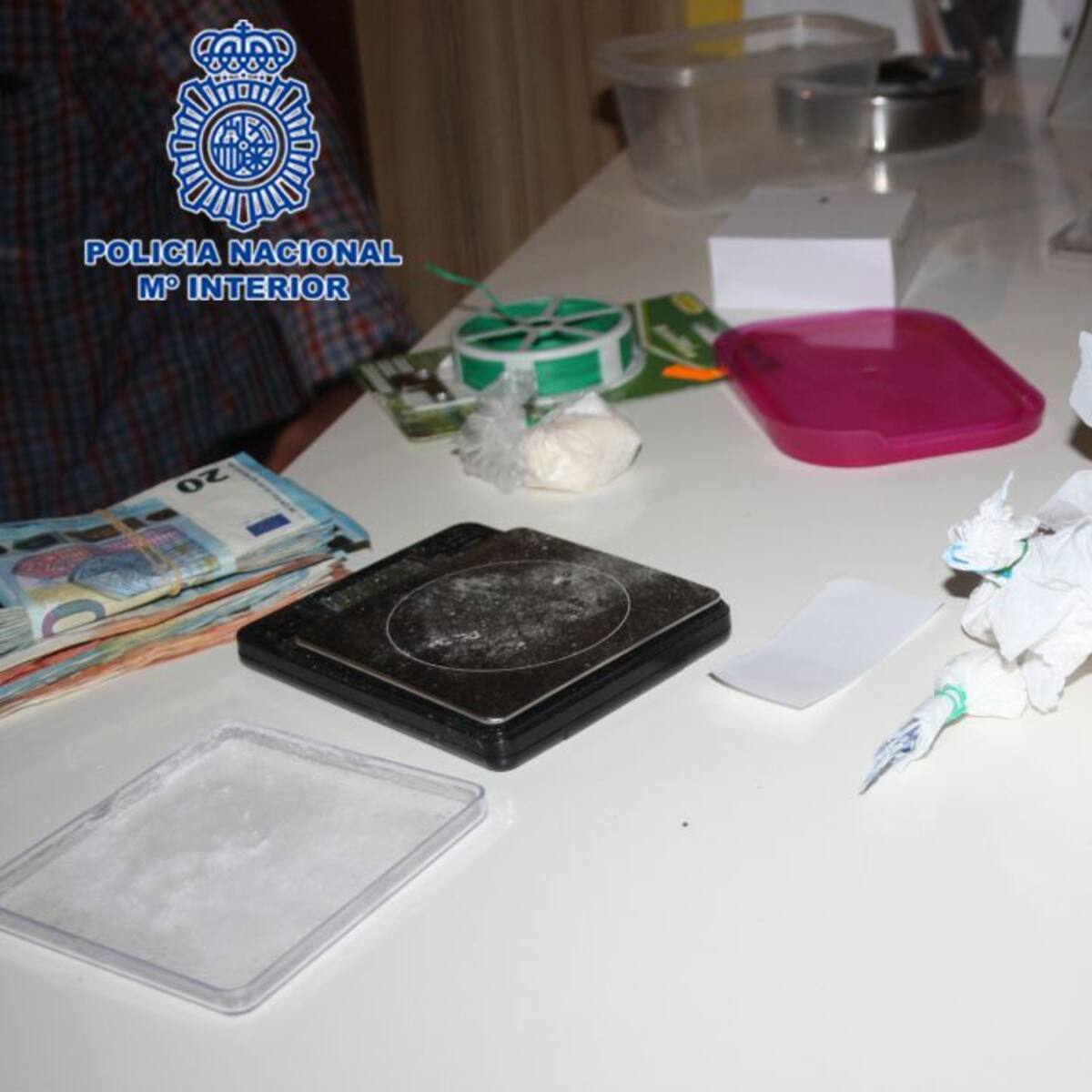 Desarticulan un punto de venta de droga muy activo en Zarandona y detienen a tres personas