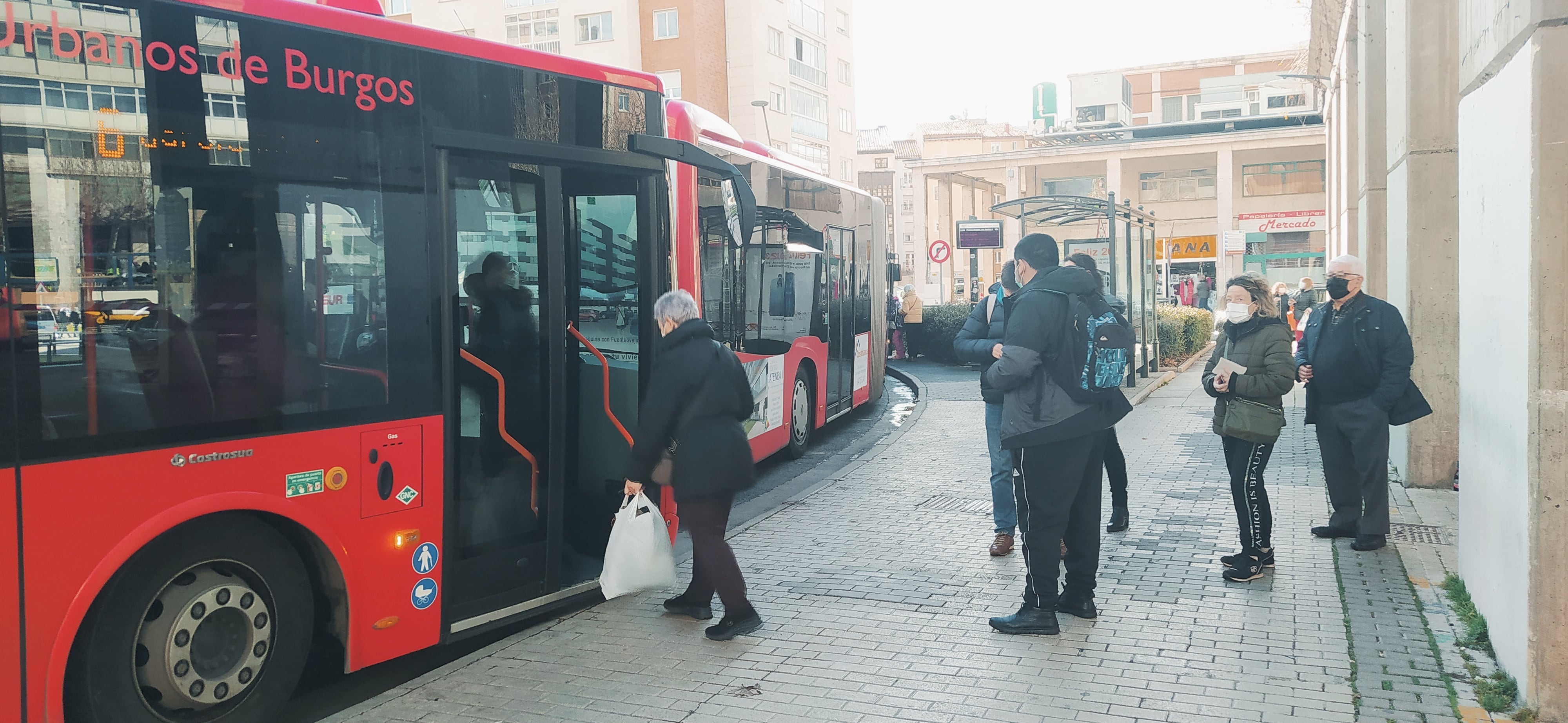 El número de viajeros en los autobuses urbanos ha aumentado desde agosto con la reducción del bono a la mitad de precio