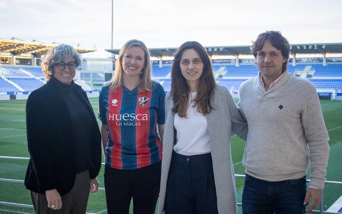 Visita de la representante estadounidense para conocer el fútbol femenino de la SD Huesca