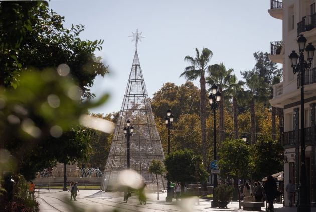 El árbol de Navidad adorna la Puerta de Jerez en Sevilla (Andalucía, España).