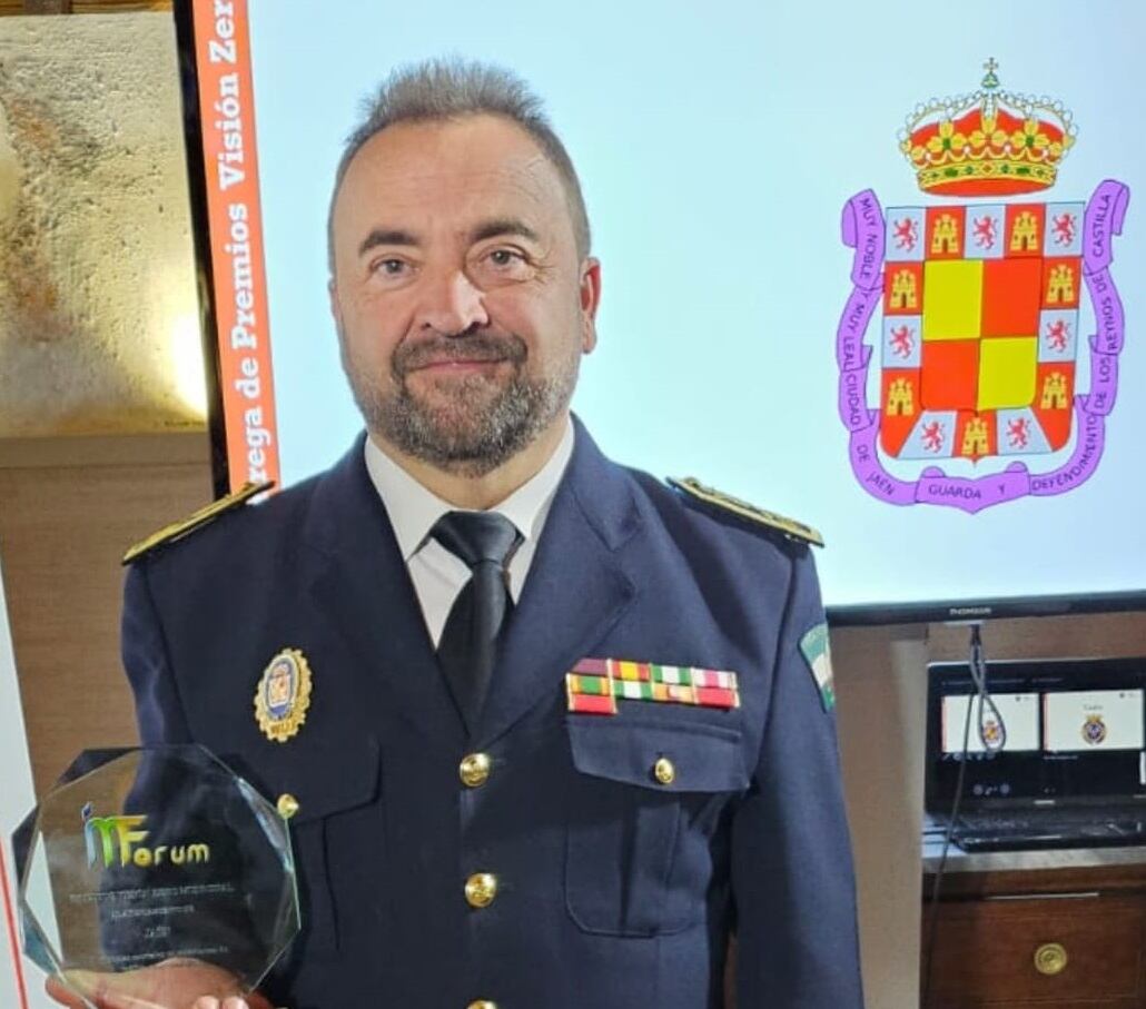 El intendente mayor de la Policía Local de Jaén, Rafael Domingo, tras recoger el premio.