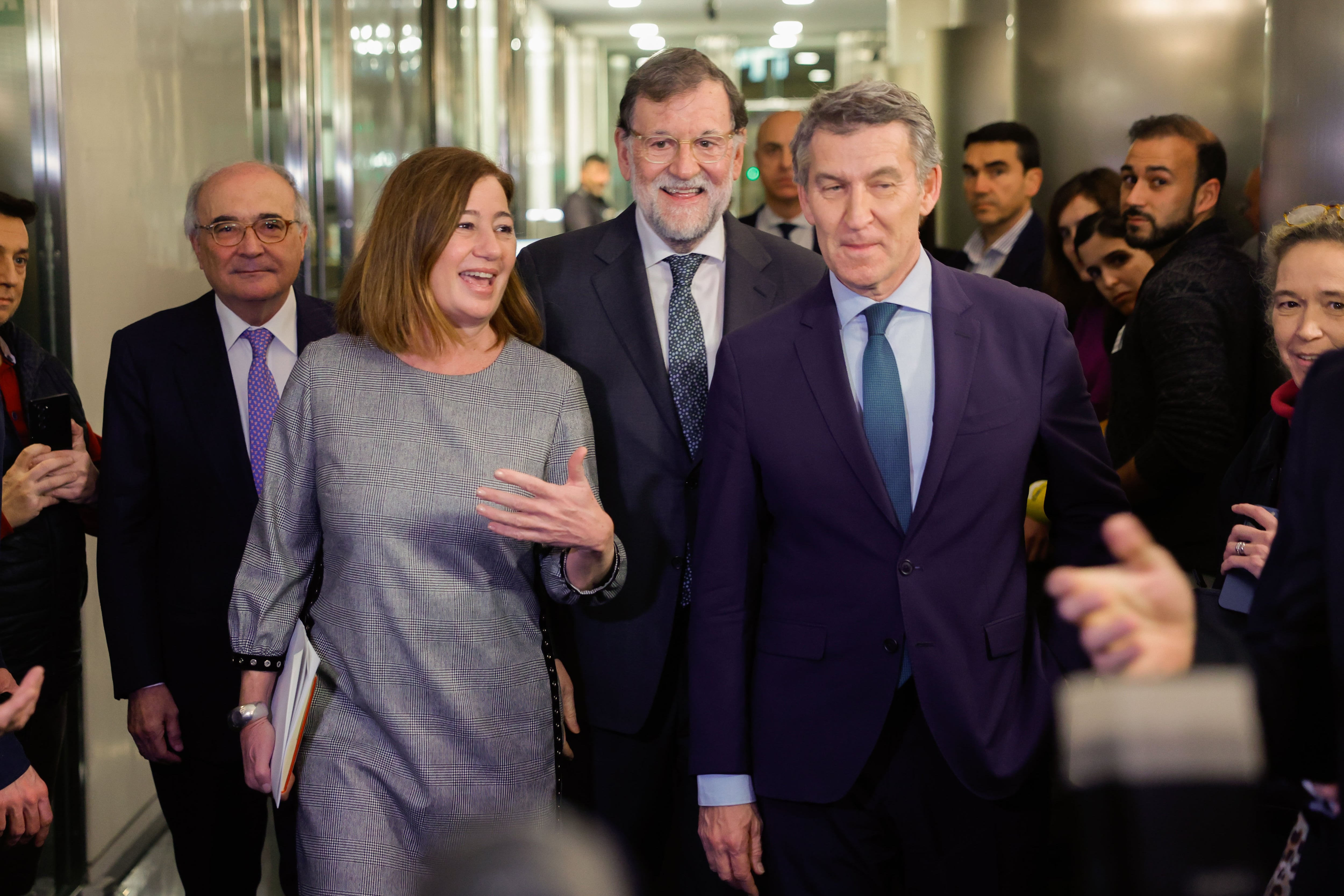 La presidenta del Congreso, Francina Armengol, el expresidente del Gobierno Mariano Rajoy y el líder del PP, Alberto Núñez Feijóo.