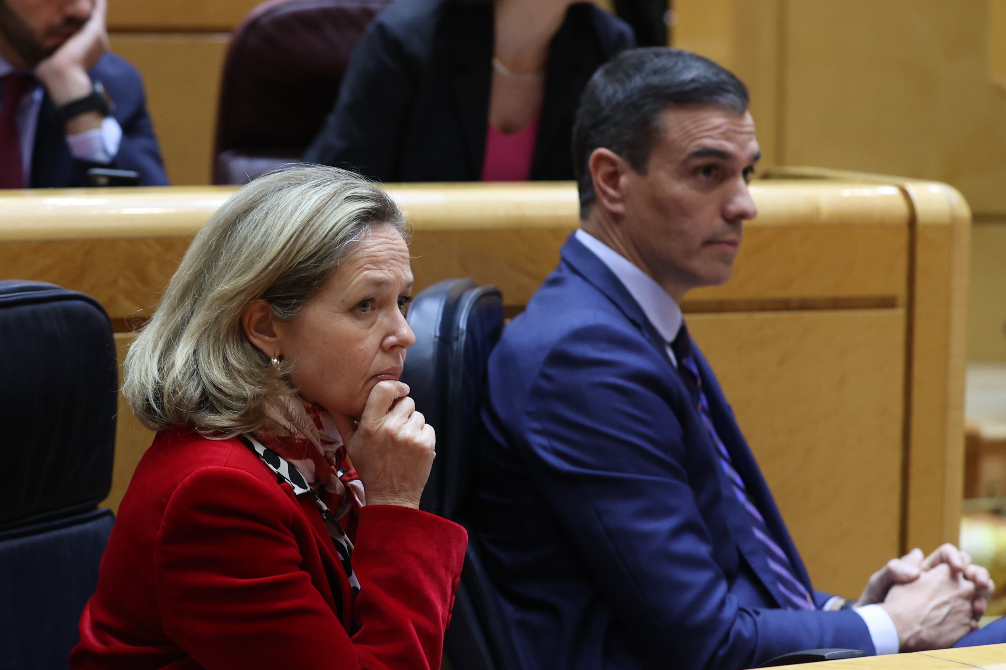 El presidente del Gobierno, Pedro Sánchez y la vicepresidenta Nadia Calviño durante un pleno del Senado