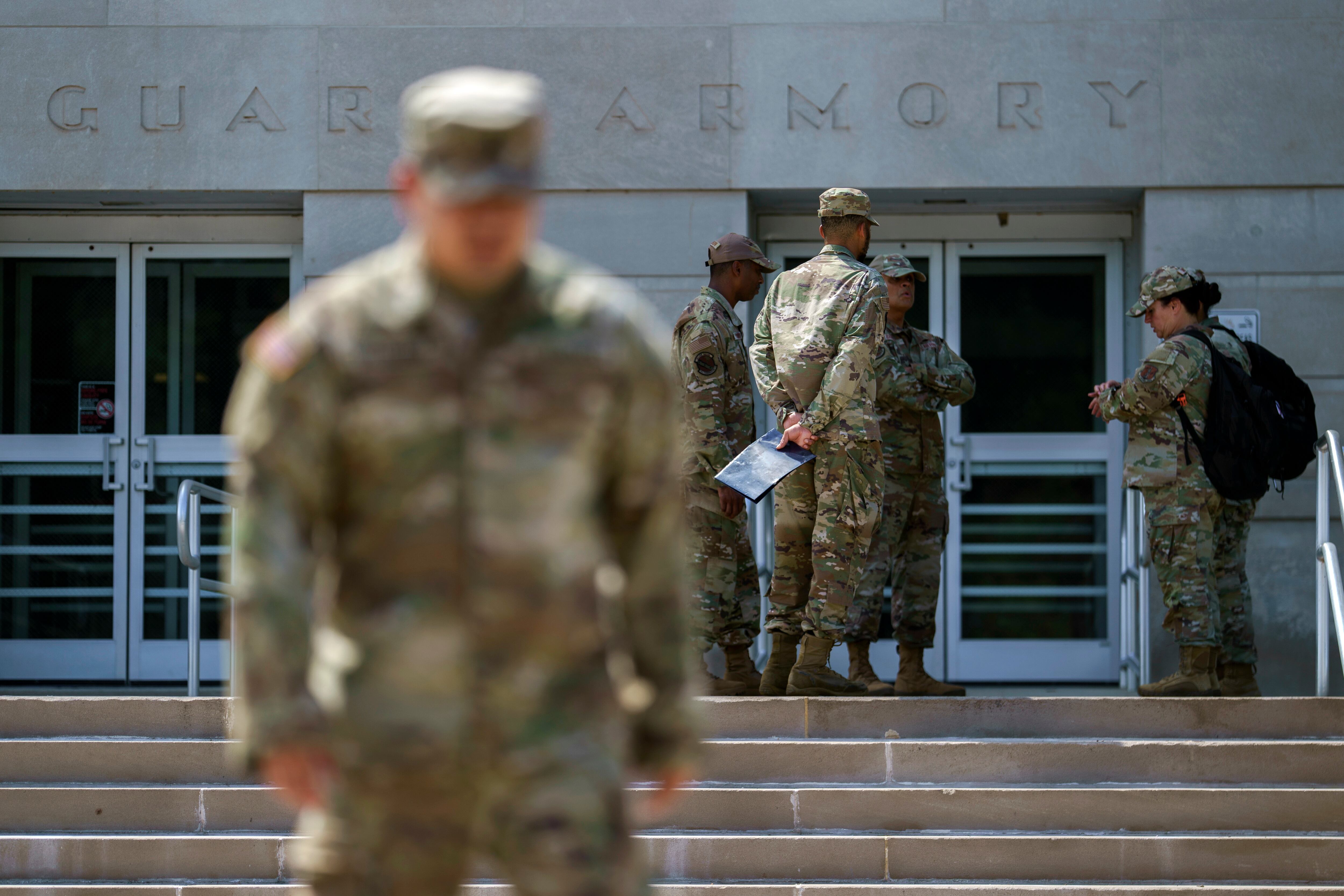 Miembros de la Guardia Nacional salen del DC Armory en Washington D. C., en el despliegue ordenado por Trump.