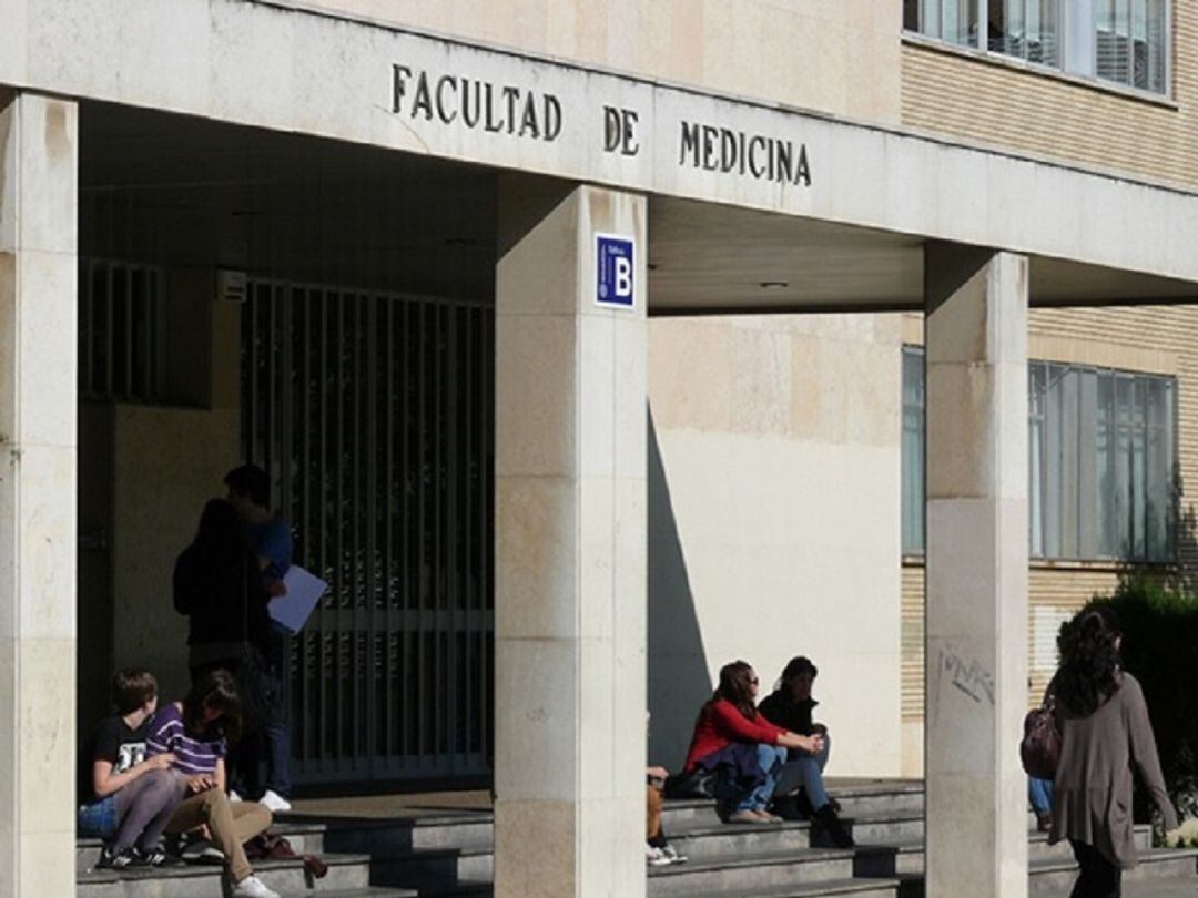 Estudiantes univesitarios en la puerta de la Facultad de Medicina