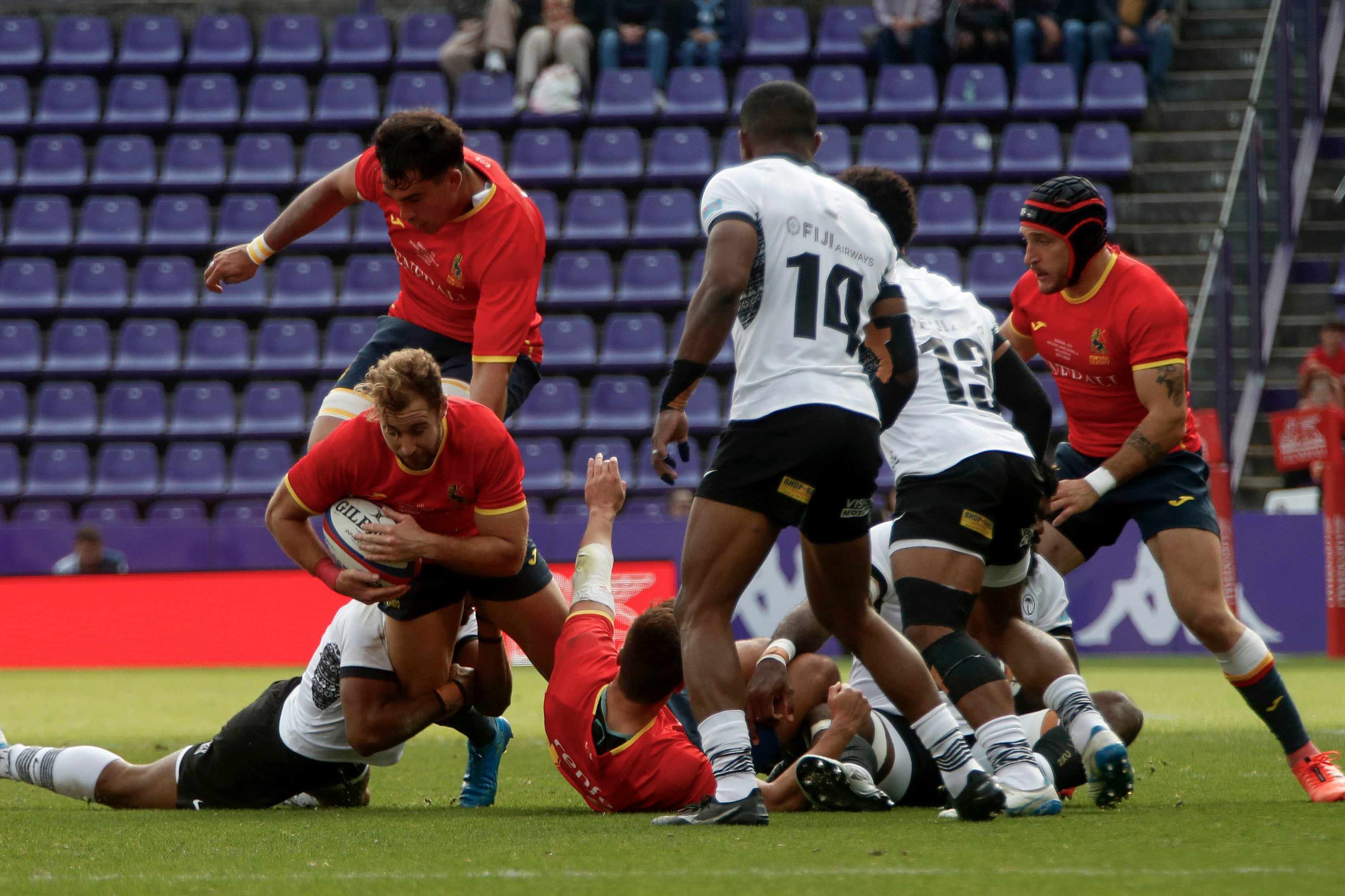 VALLADOLID, 16/11/2024.- Los jugadores disputan una posesión durante un encuentro entre las selecciones de rugby de España y Fiji en Valladolid, este sábado. La selección española de rugby, que presenta en sus filas ocho novedades respecto al anterior encuentro preparatorio para la clasificación del Mundial 2027 ante Uruguay, se enfrentara este sábado a Fiyi, un equipo que sigue creciendo y que llega a esta cita tras haber ganado a Gales. EFE/ R. García
