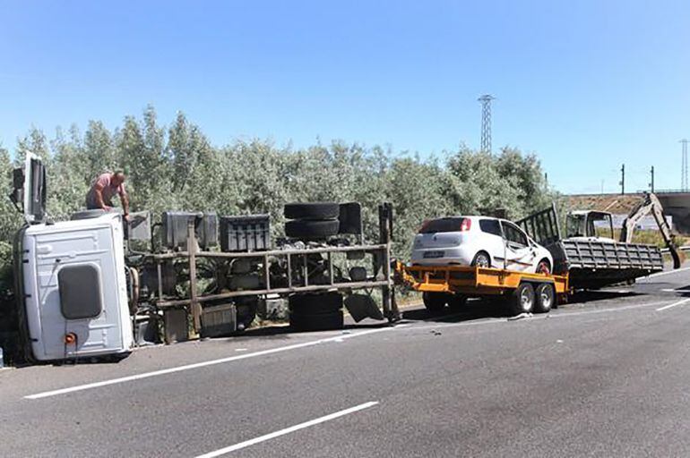 Estado en el quedó el camión tras la salida de vía por causas que se desconocen.