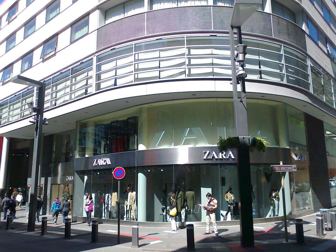 Una franquícia espanyola a l'avinguda Meritxell. Andorra és el tercer país del món amb franquícies de l'Estat veí de tot el món.