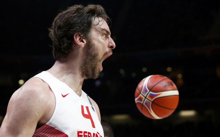 Pau Gasol celebra una canasta ante Francia en las semifinales del Eurobasket.