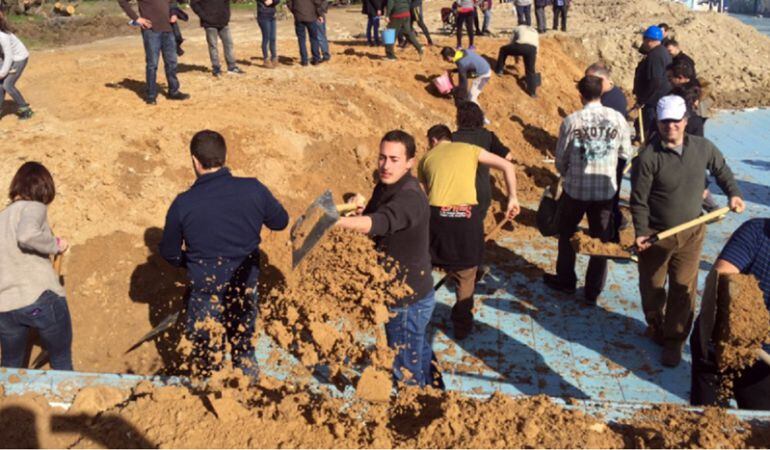 Decenas de vecinos han retirado parte de la tierra de la antigua piscina leganense