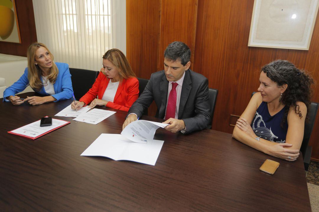 La presidenta del Cabildo de Lanzarote, María Dolores Corujo, firmando el convenio con representantes de REE.