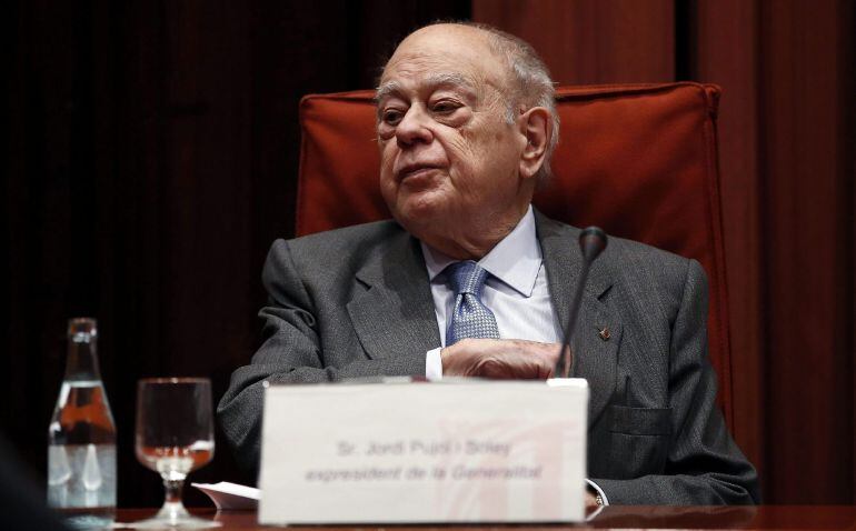 GRA249. BARCELONA, 23/02/2015.- El expresidente de la Generalitat Jordi Pujol a su llegada a la sesión de la comisión de investigación del Parlament sobre el fraude fiscal, en la que comparece hoy, junto a su esposa, Marta Ferrussola, y su hijo mayor, Jordi Pujol Ferrussola, que deben dar explicaciones por su fortuna oculta durante 30 años en Andorra. EFE/Andreu Dalmau