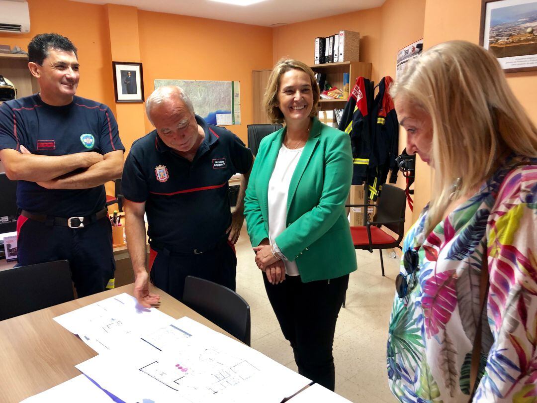 La alcaldesa de Motril, Luisa García y la concejal Mari Ángeles Escámez, visitan las instalaciones del Parque de bomberos