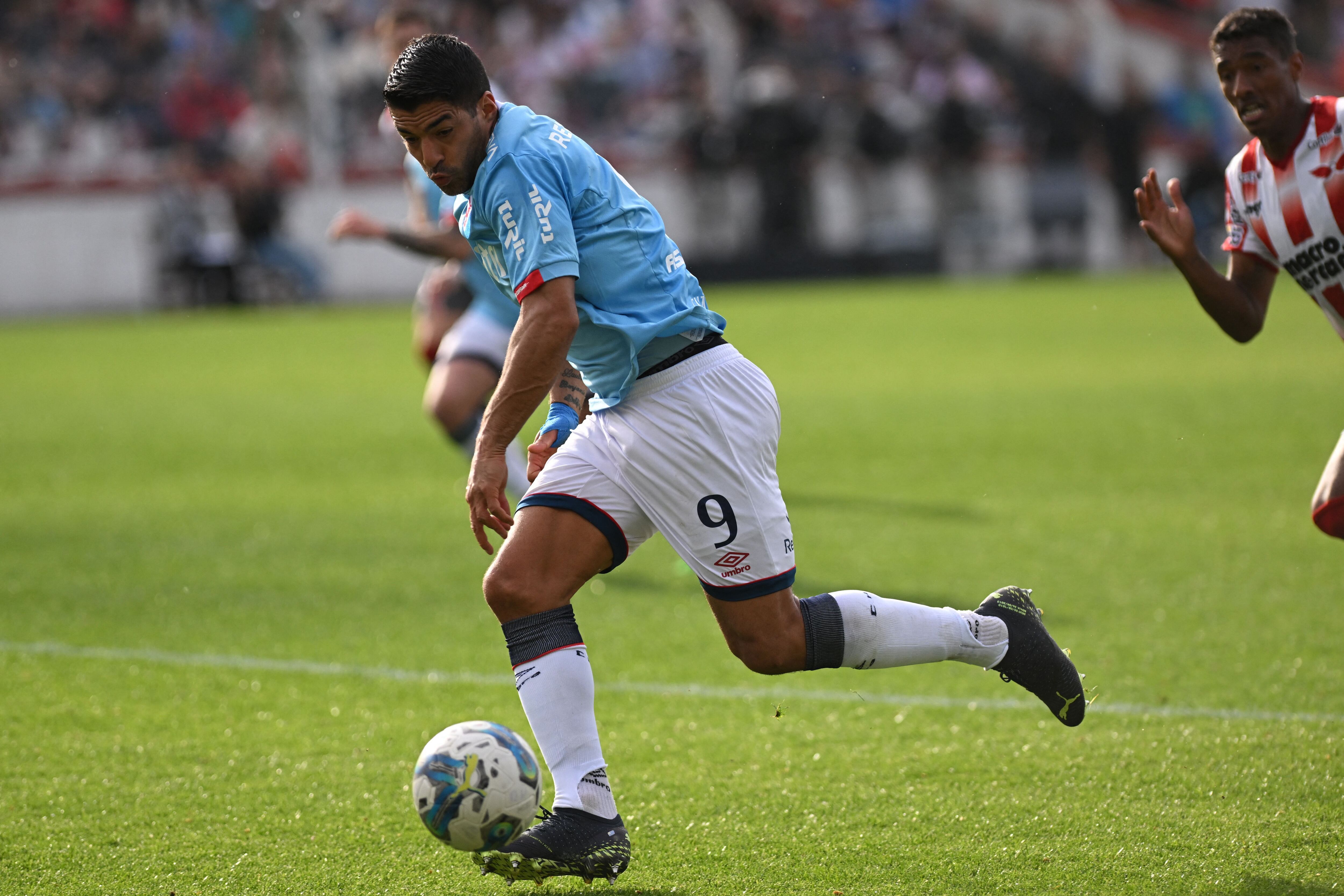 Luis Suárez controla un balón en un partido de Nacional.