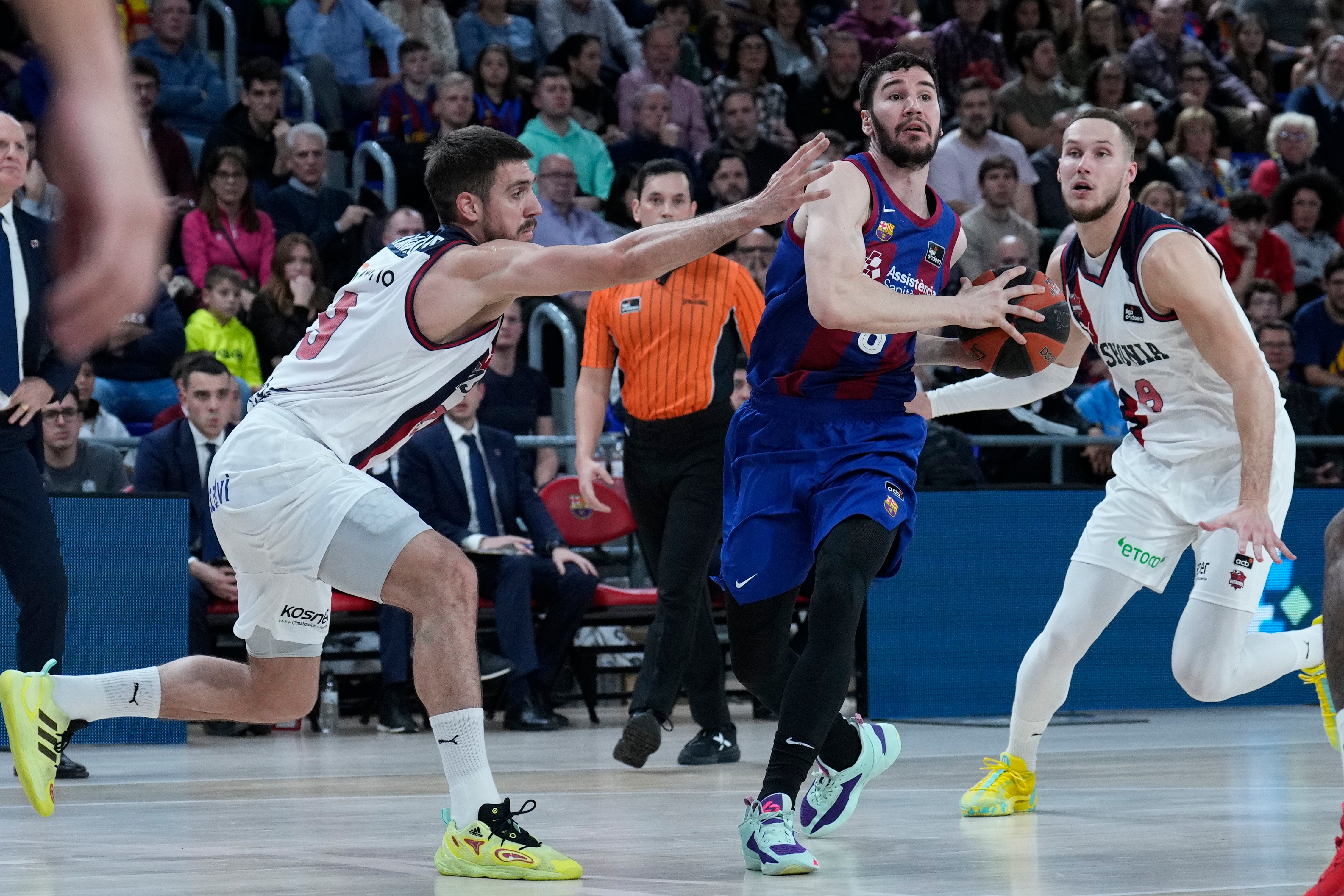 Marinkovic y Sedekerskis tratan de frenar el avance de Darío Brizuela en el Palau blaugrana.