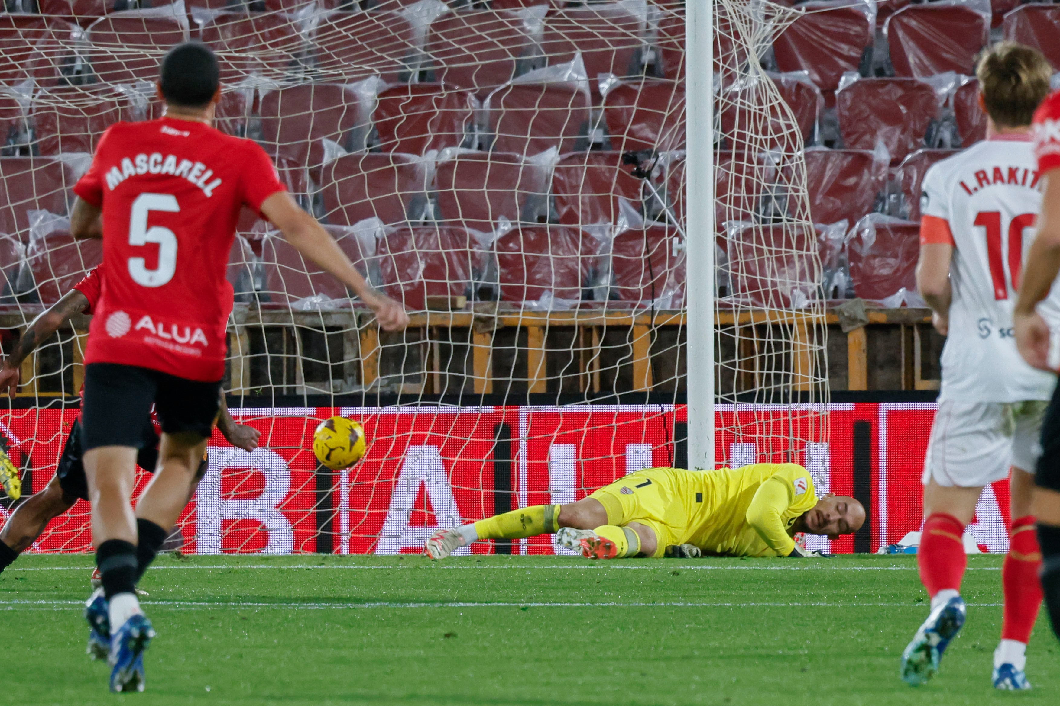 PALMA DE MALLORCA, 09/12/2023.- El guardameta serbio del Sevilla, Marko Dmitrovic, encaja el primer gol durante el encuentro correspondiente a la jornada 16 de primera división que Mallorca y Sevilla disputan hoy sábado en el estadio de Son Moix, en la capital balear. EFE/CATI CLADERA.
