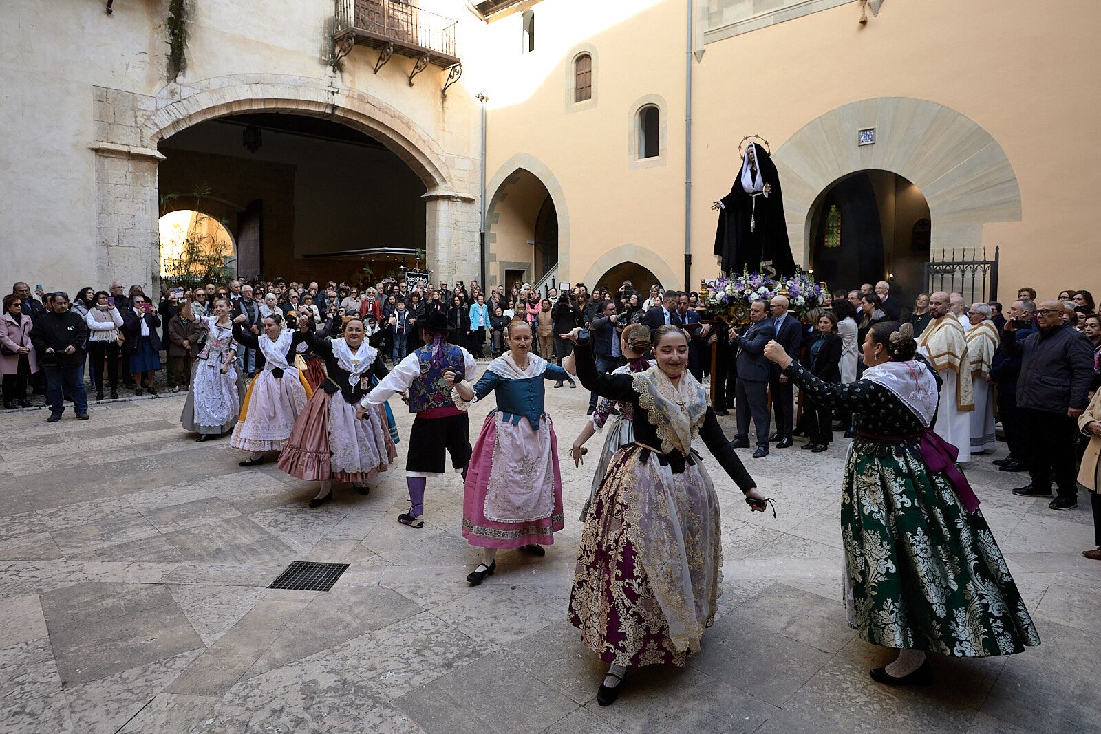 Bailes tradicionales durante el traslado de la Virgen de la Soledad en el patio de Armas del Palau Ducal.