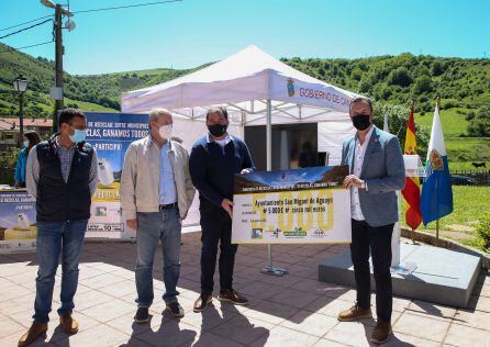 El consejero de Medio Ambiente y el director de MARE entregan el premio al alcalde de San Miguel de Aguayo.