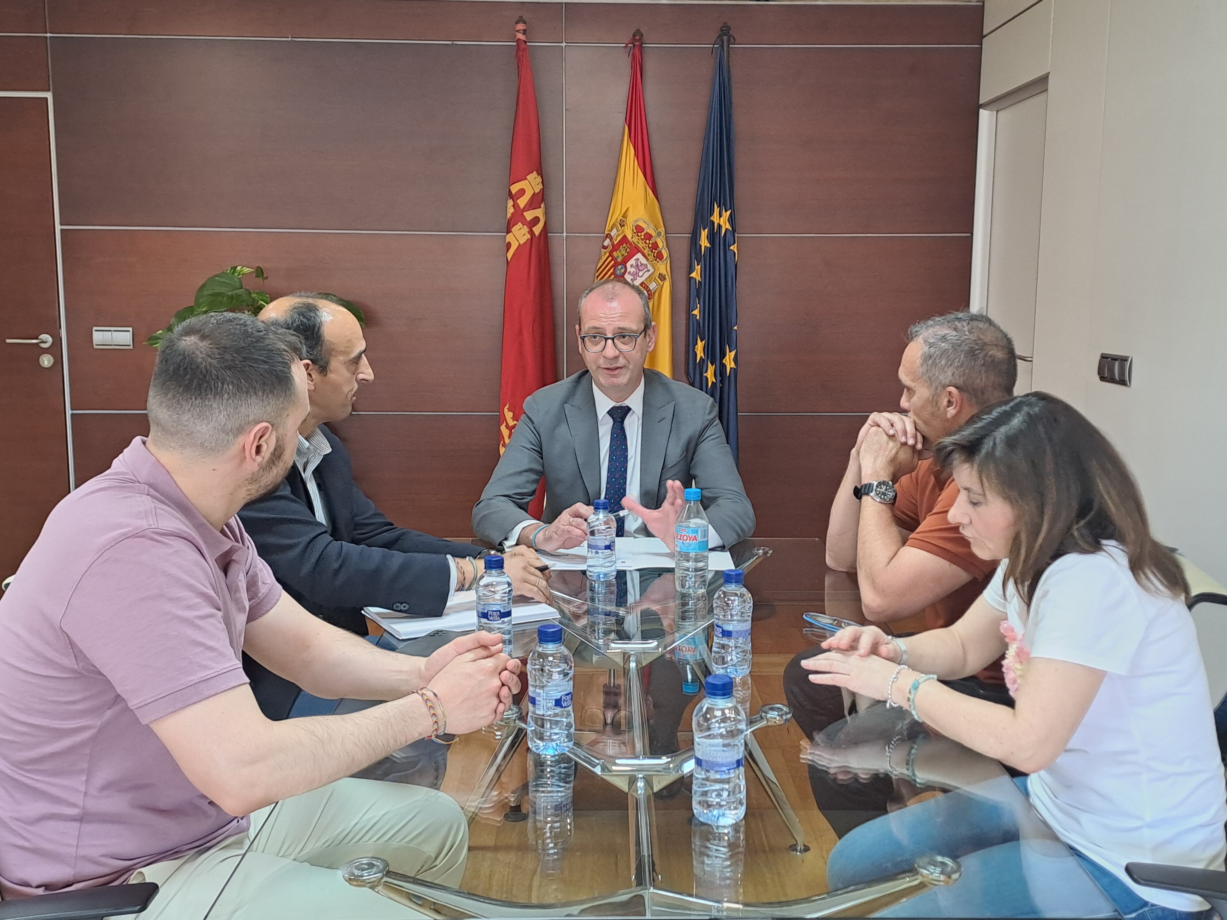 El consejero de Educación, Formación Profesional y Empleo, Víctor Marín, re reunió hoy con el equipo directivo del CEIP Petra Sánchez de Los Alcázares