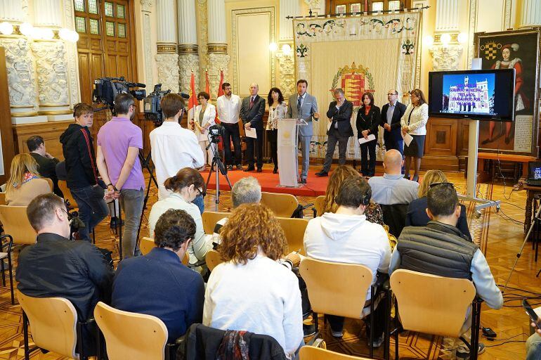 Comparecencia del alcalde y los concejales en el salón de recepciones