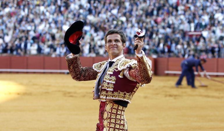 El Juli da la vuelta al ruedo con la oreja que le cortó al segundo toro de la tarde