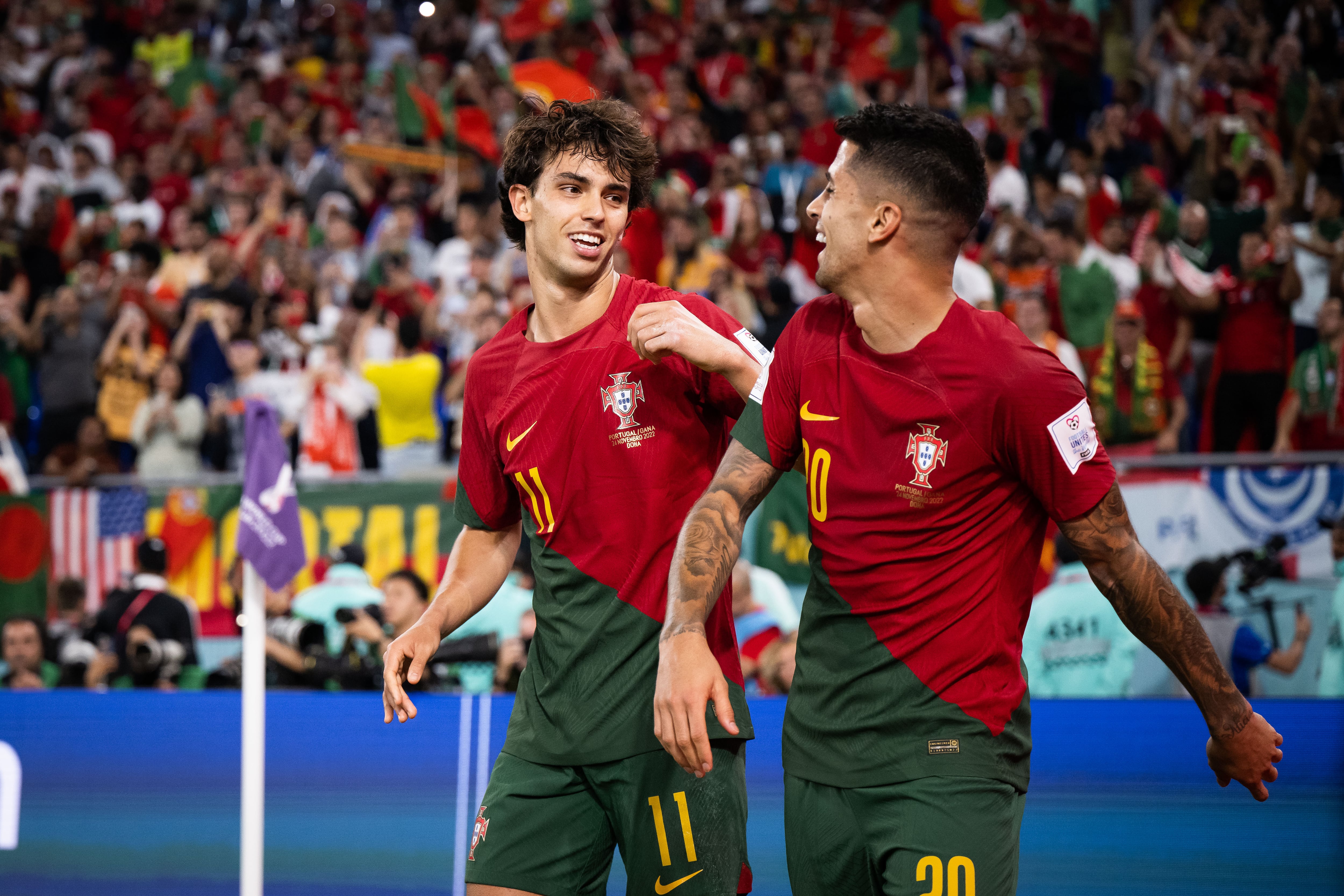 Joao Félix y Joao Cancelo, durante un partido con la selección portuguesa del pasado Mundial de Qatar. (Photo by Marvin Ibo Guengoer - GES Sportfoto/Getty Images)