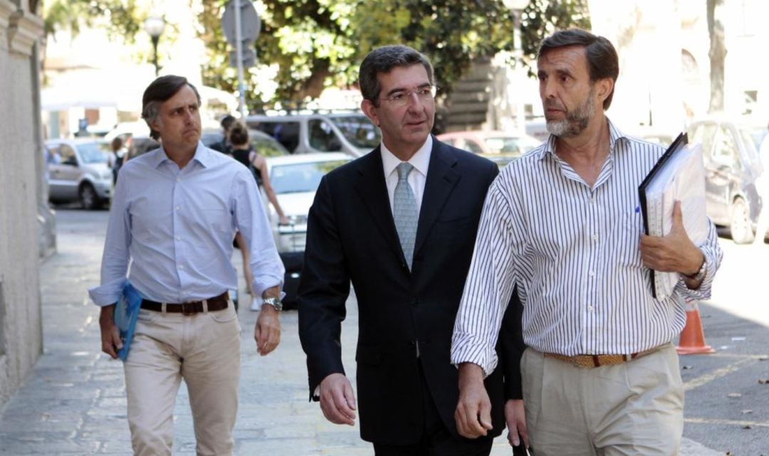 Dos hijos del empresario y su abogado en el juicio