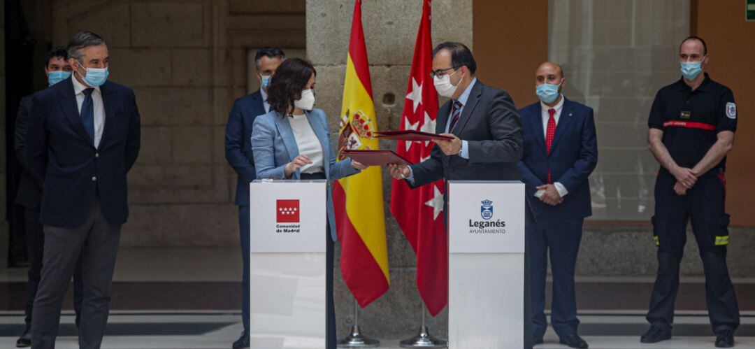 La presidenta de la Comunidad, Isabel Díaz Ayuso, y el alcalde de Leganés, Santiago Llorente, durante la firma del Convenio de Transparencia y Financiación para la integración del servicio de prevención, extinción de incendios y salvamento de ASEM112.